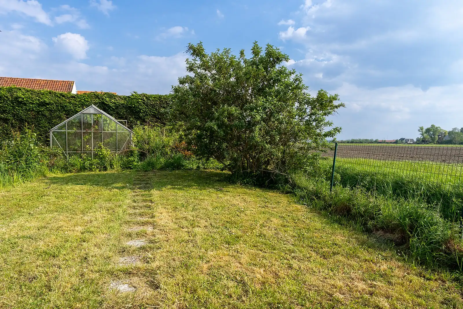 Zeer ruime woning op een perceel van 1000m² met dubbele garage in het landelijke Houtave. foto 9