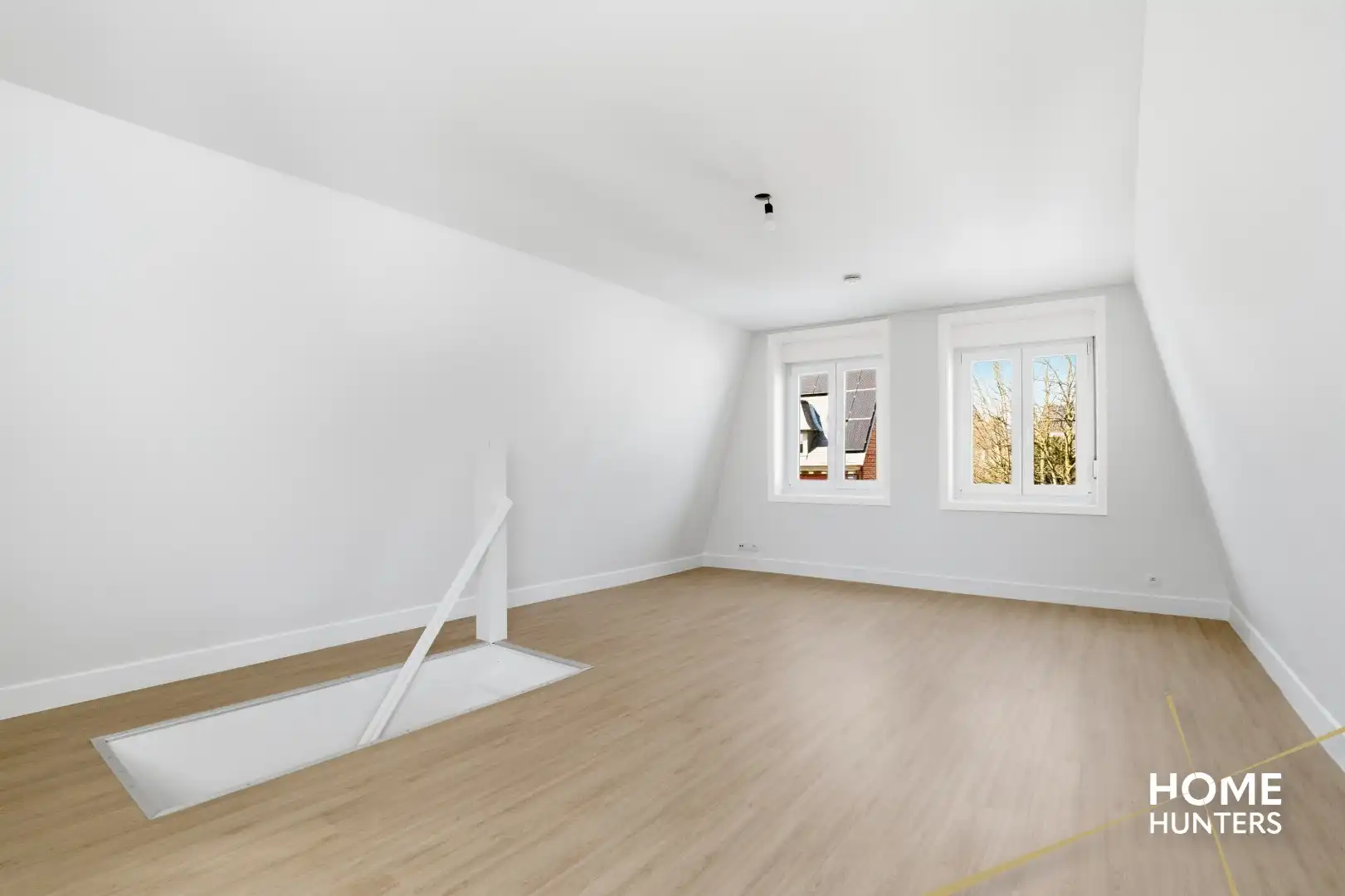 Charmante en instapklare woning met unieke stadskoer en garage foto 20