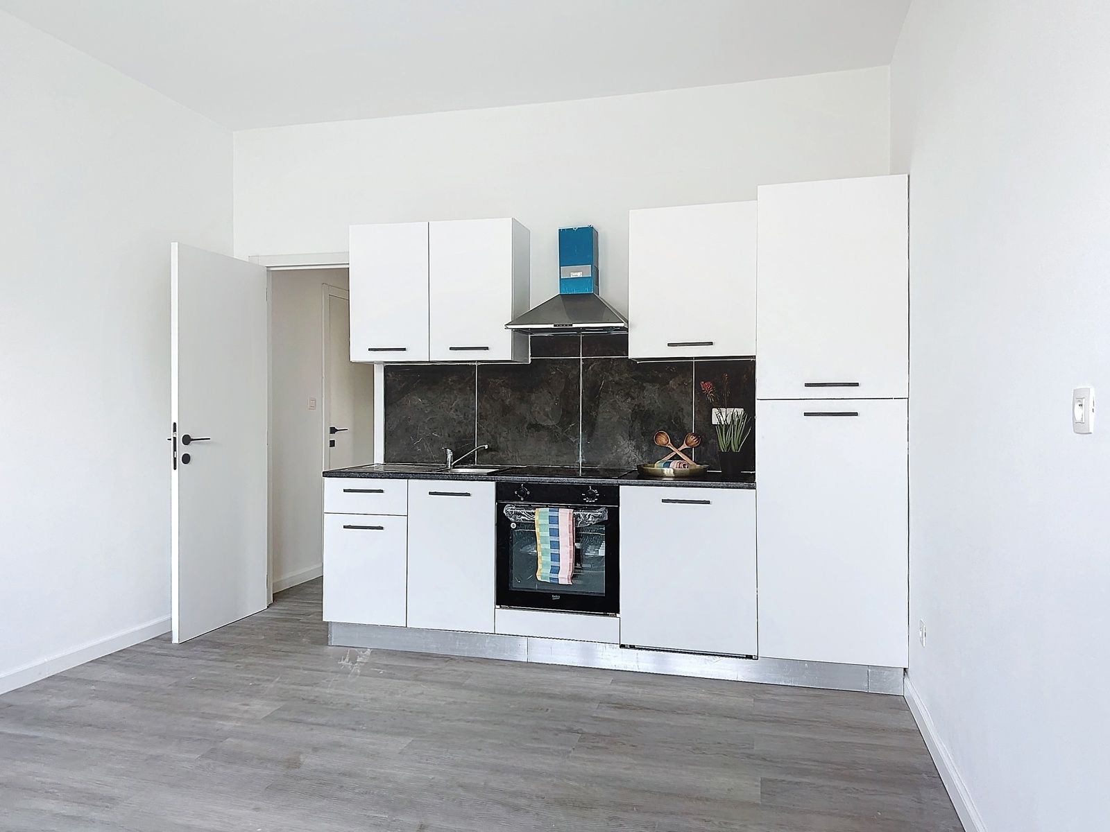 Gerenoveerd startersappartement in centrum Mortsel foto 14