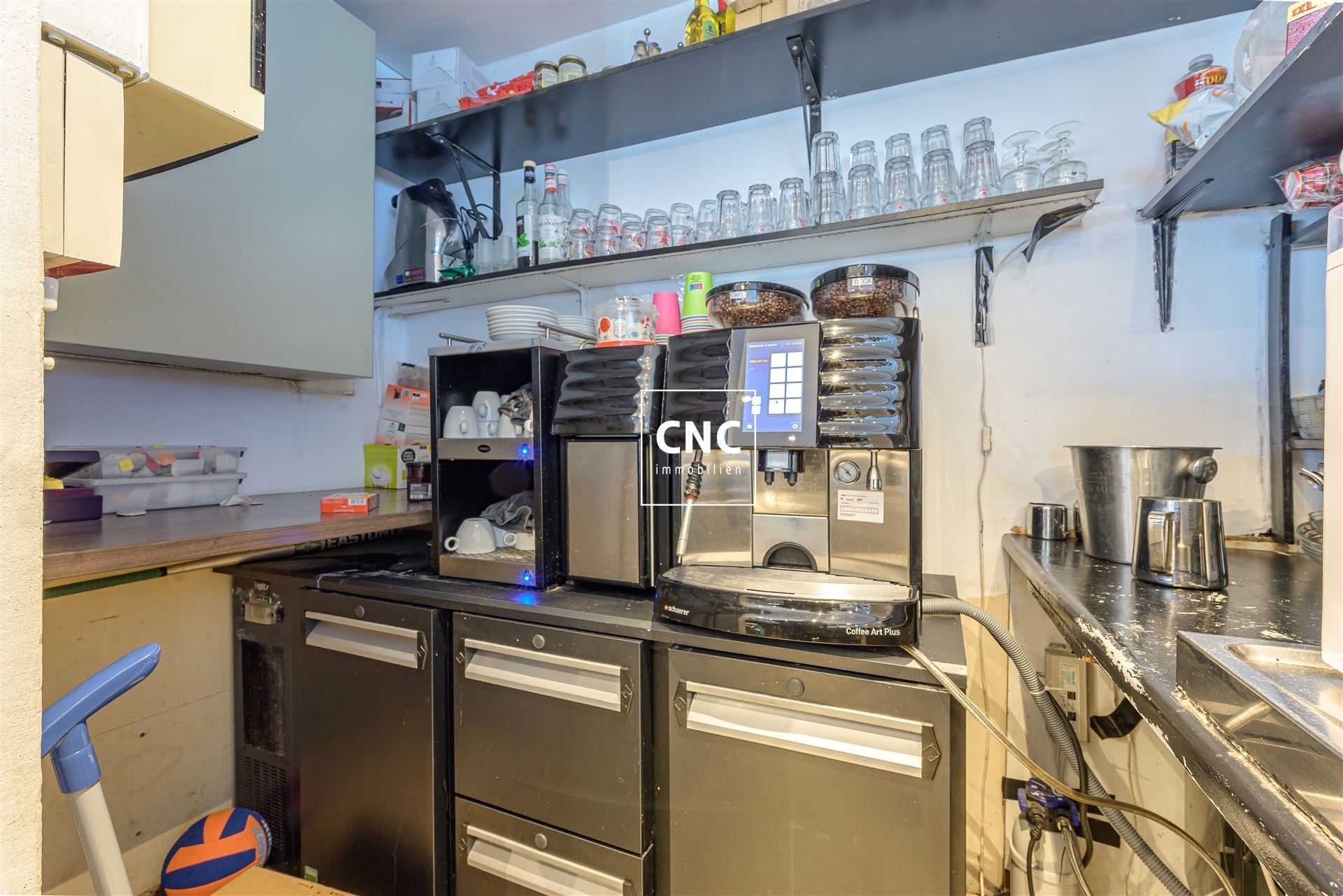 Zeer ruim en instapklaar handelspand aan Zeedijk-Heist foto 14