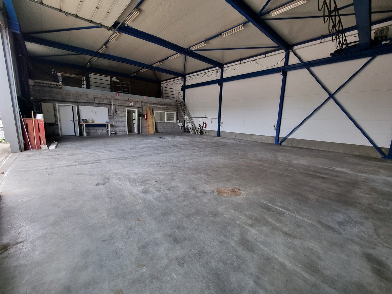 Uitstekend gelegen industrieel gebouw/magazijn met kantoorruimte (400m²) foto 9
