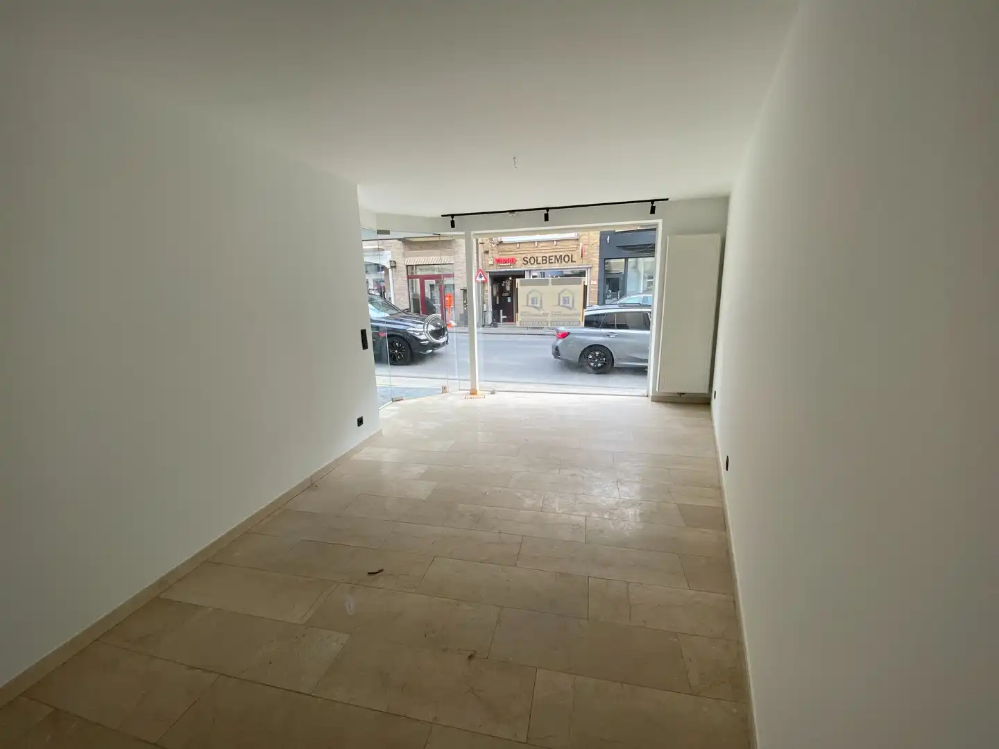 Zeer gunstig gelegen winkel-/praktijk- of kantoorruimte foto 2