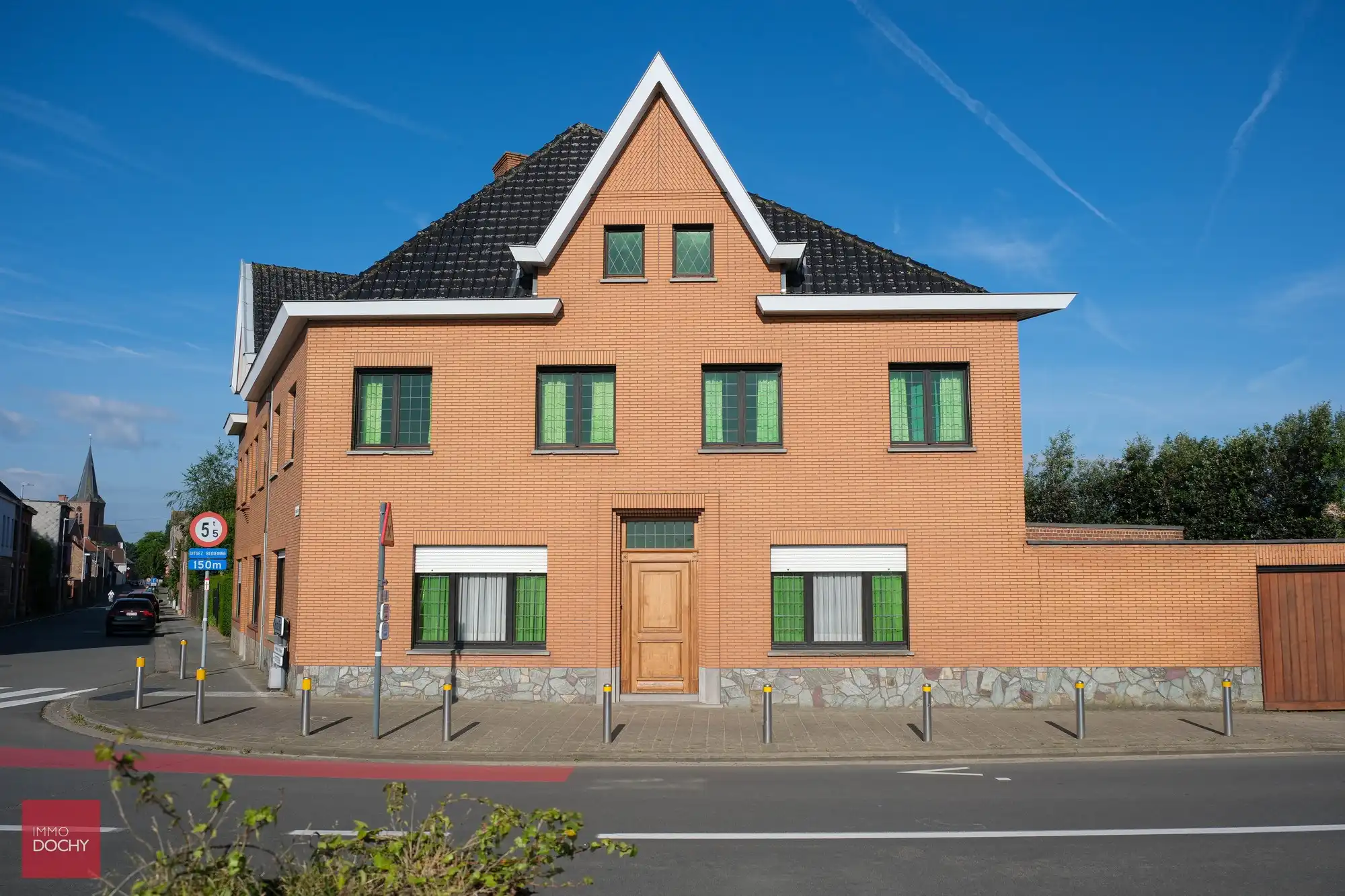 Hoofdfoto van de publicatie: Zeer ruim burgerhuis (voormalige dokterswoning) geschikt voor bvb co-housing