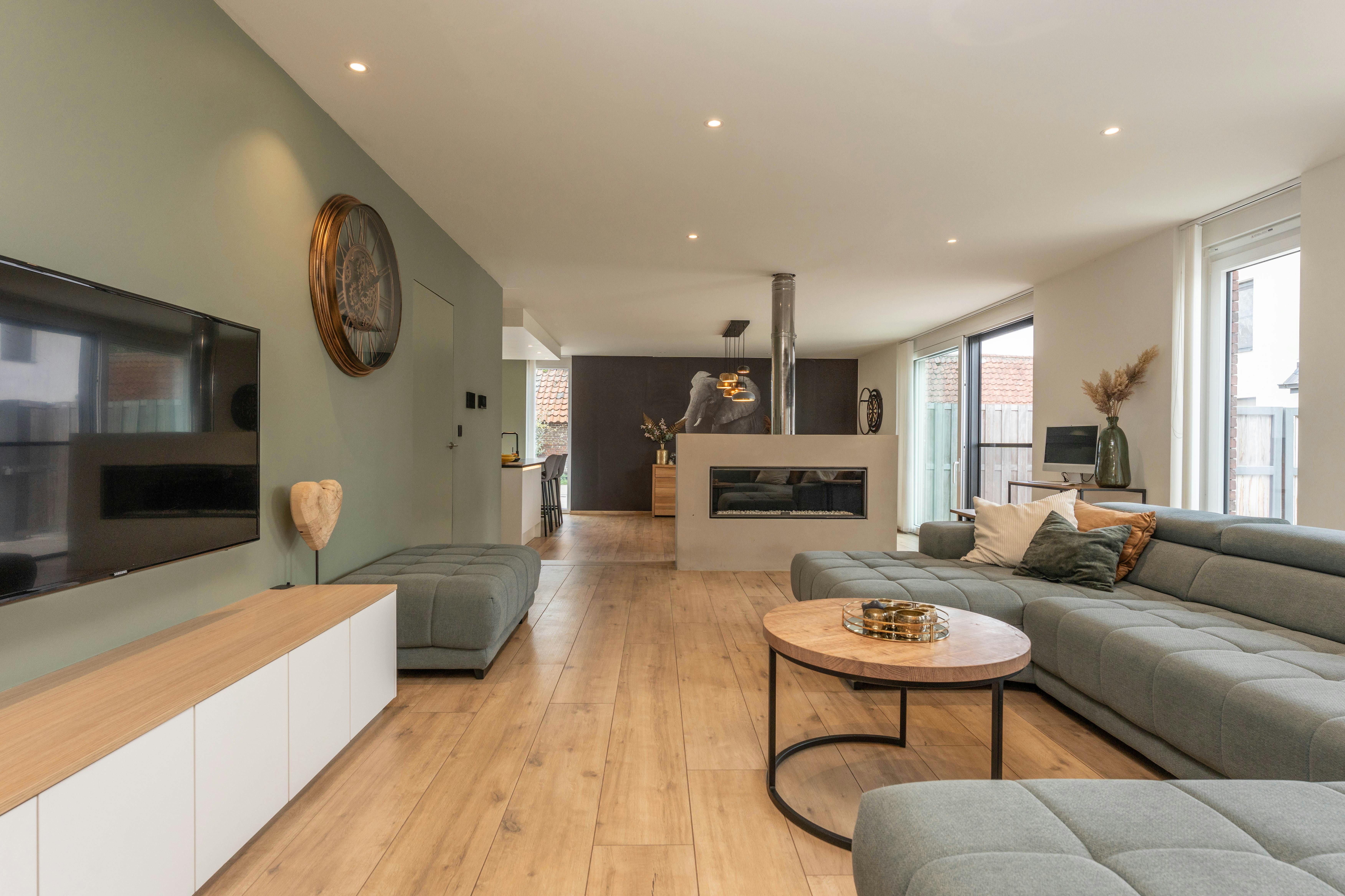 Moderne villa met zwembad en atelier te koop in Evergem foto {{pictureIndex}}