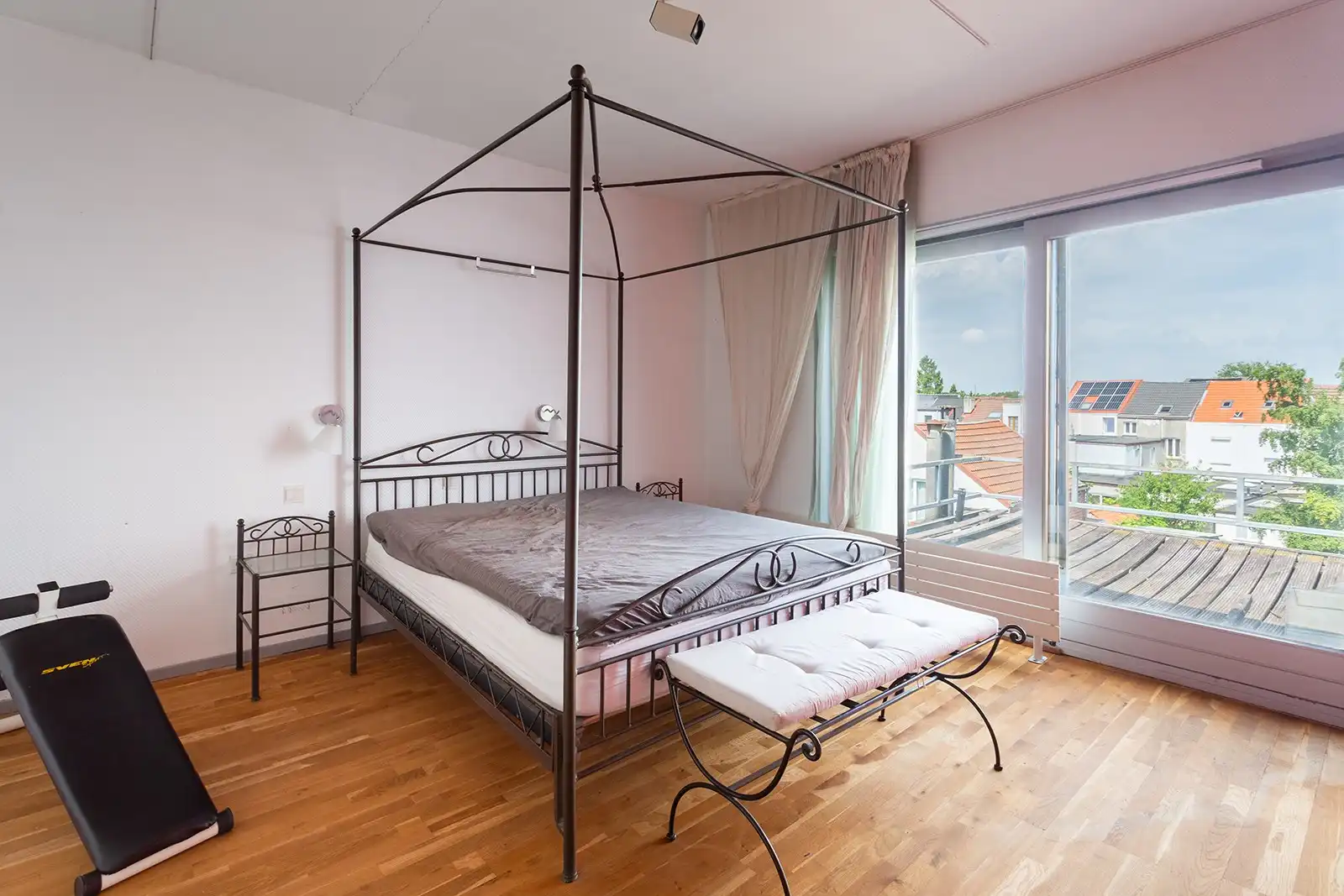 Lichtrijke bel-etagewoning met dubbele garage en ruime tuin foto 25