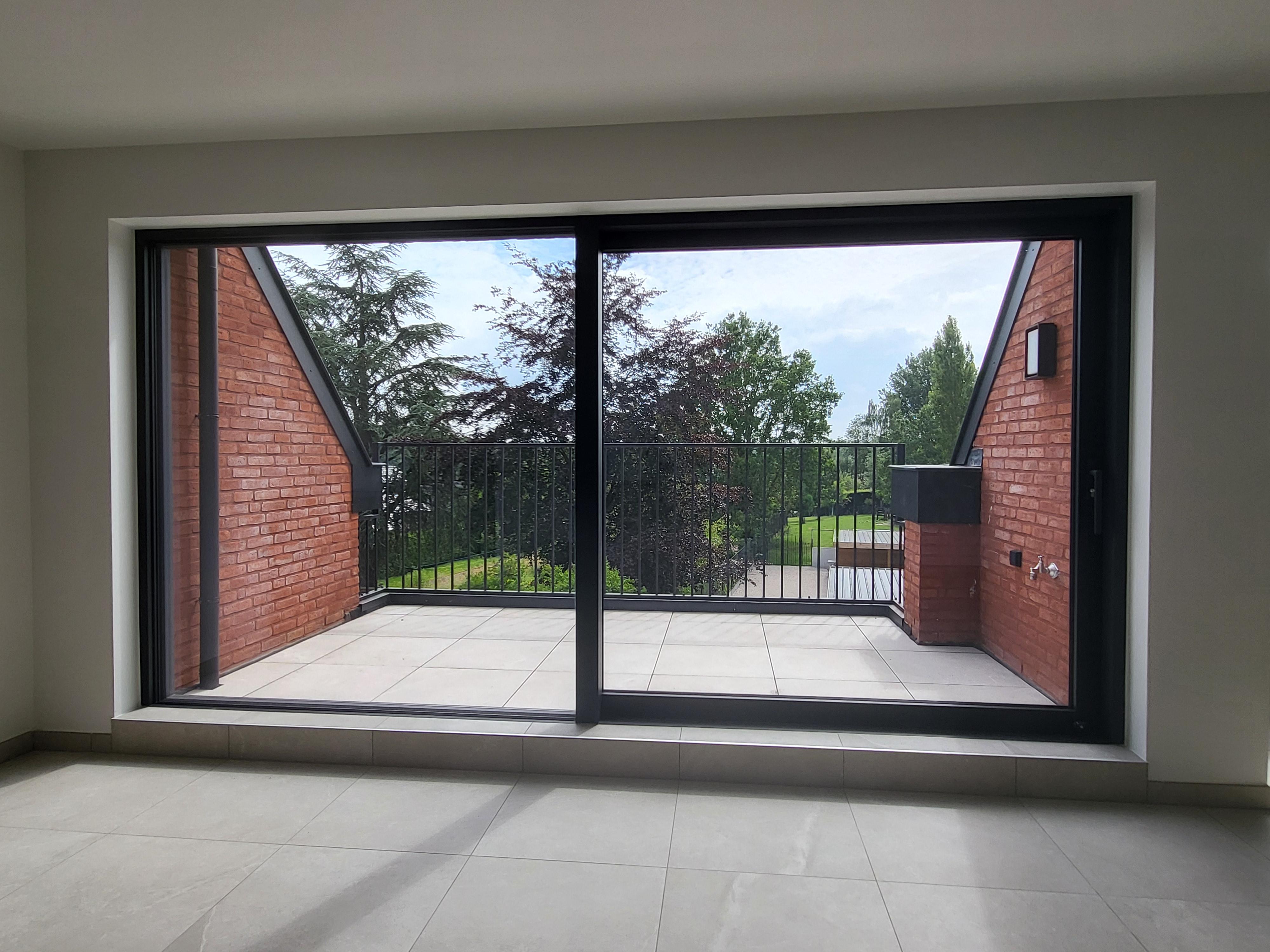 Prachtig nieuwbouwappartement gelegen op de 2de verdieping met terras, carport en berging.  foto 6