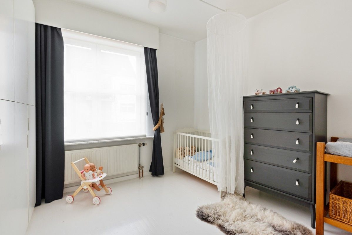 Ruim duplexappartement met mogelijk 4 slaapkamers en 2 badkamers, gezellig terras en ruime garage. foto 13