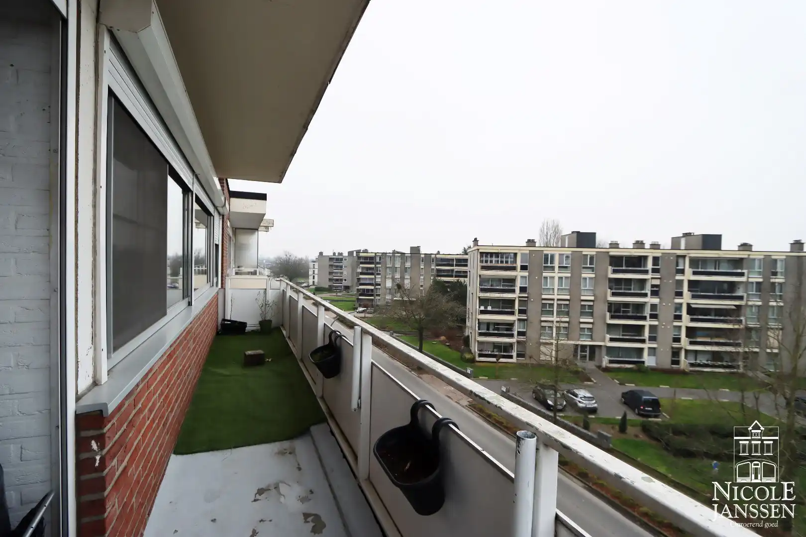 Ruim appartement met vier slaapkamers, garagebox en terras foto 12