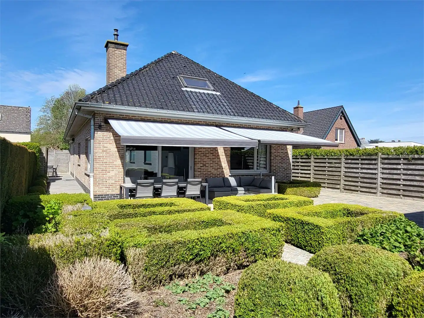 Deze ruime en uitstekend onderhouden villa-bungalow op een perceel van 1.264 m² combineert comfort, functionaliteit en een aangename woonbeleving met een zuidgericht terras en een prachtig aangelegde tuin met zwembad en badhuis. foto 2