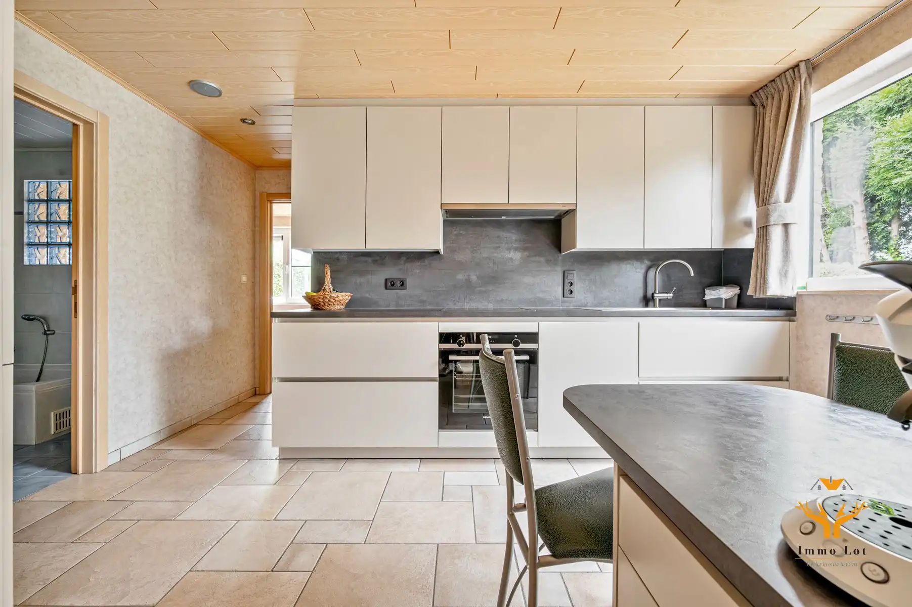 Instapklaar gelijkvloers appartement met tuin en garage foto 10