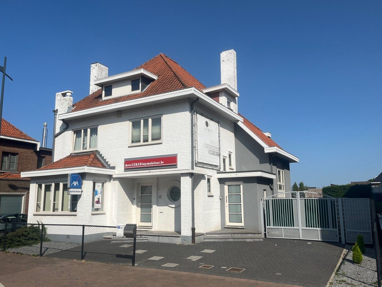 Kantoor met woonst (3 slk) op topligging in centrum Maasmechelen! foto {{pictureIndex}}