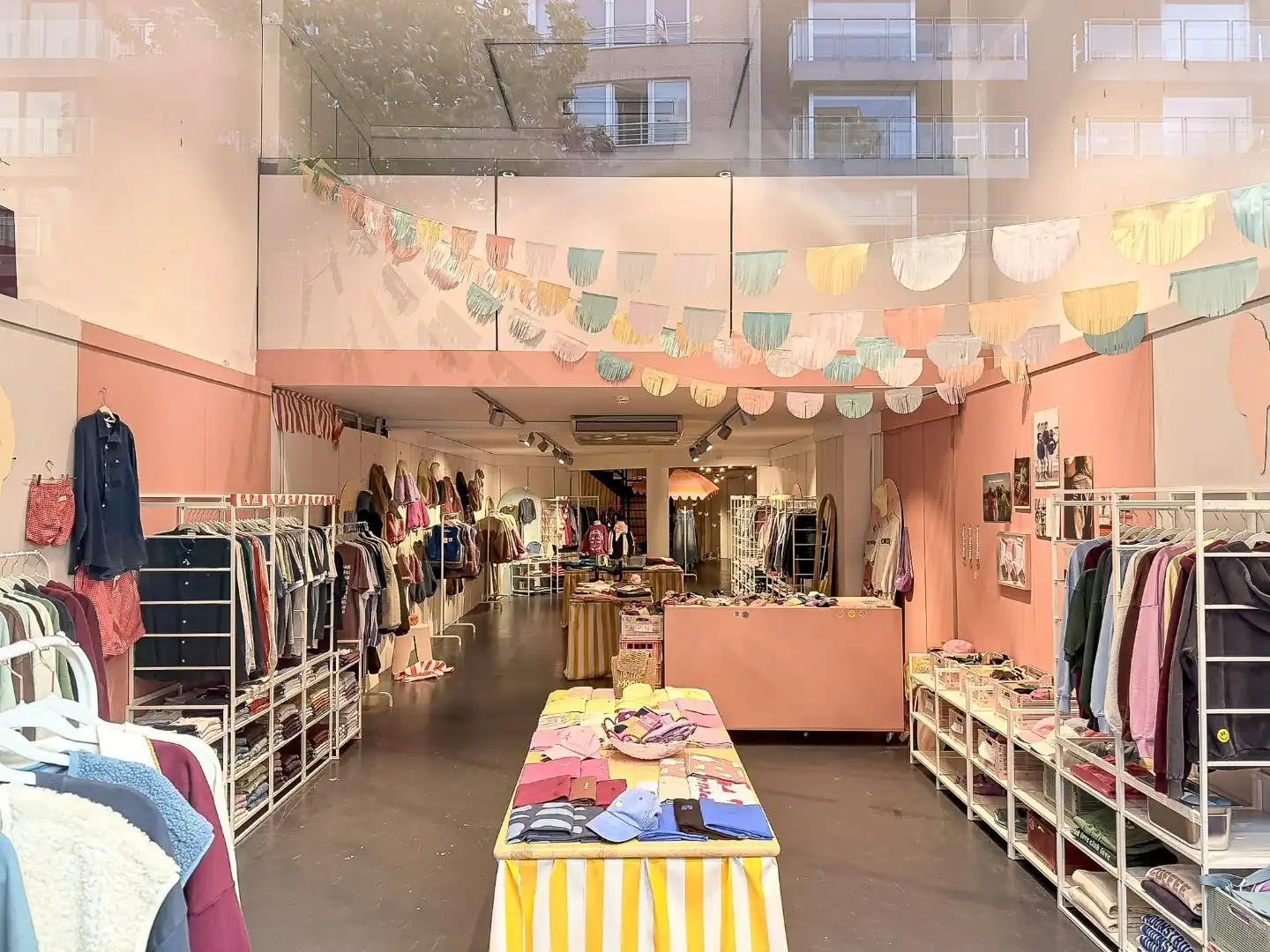 Te huur: handelspand met dubbelhoge vitrine en mezzanine op de Lippenslaan 332  foto 8