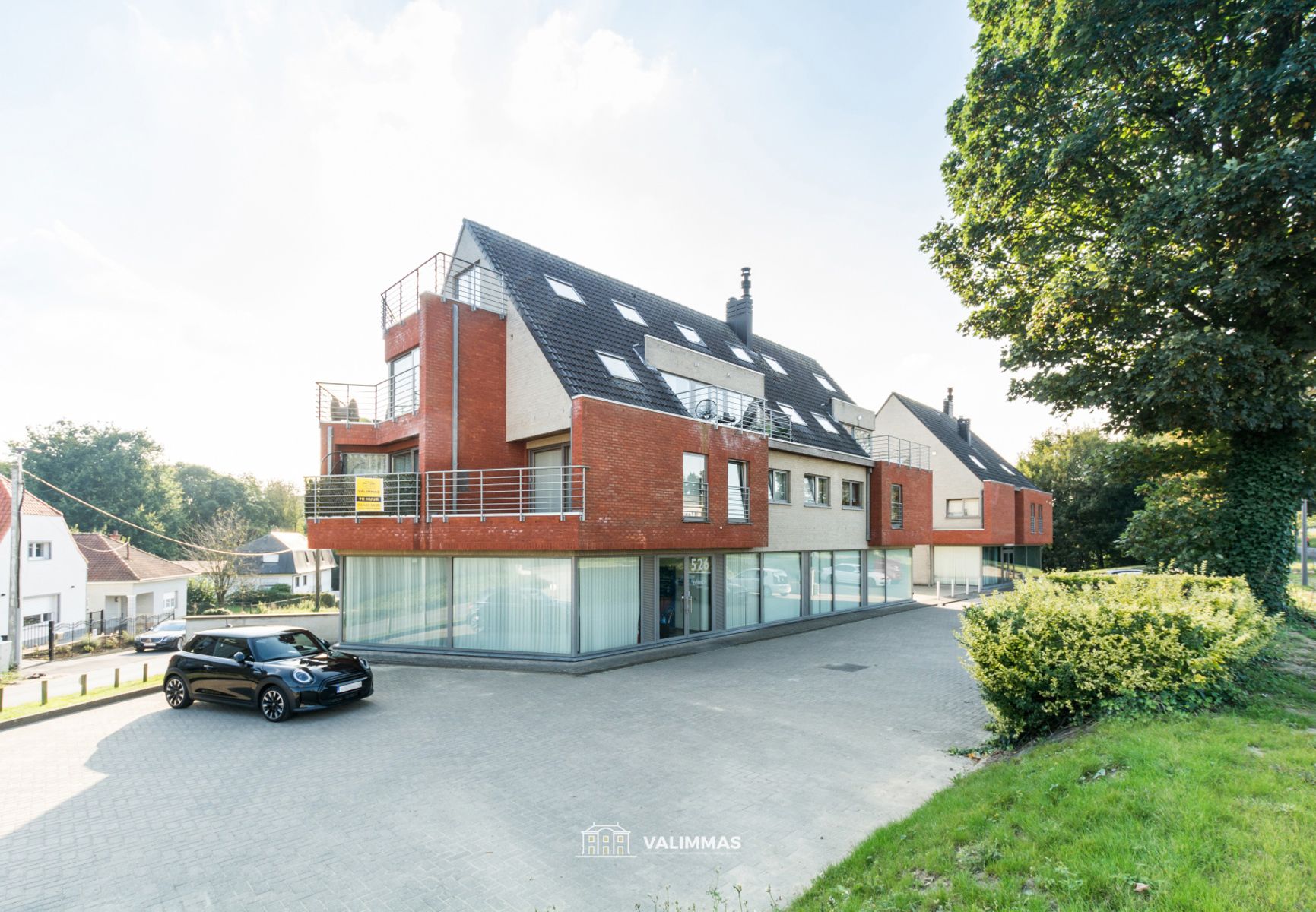 Een recent & instapklaar appartement met terras & garage foto 1