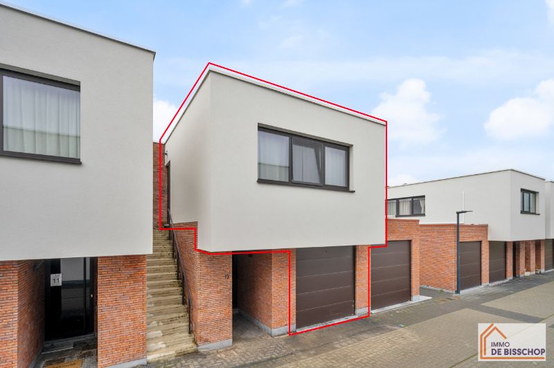 Recente, instapklare woning met groot terras en garage foto {{pictureIndex}}