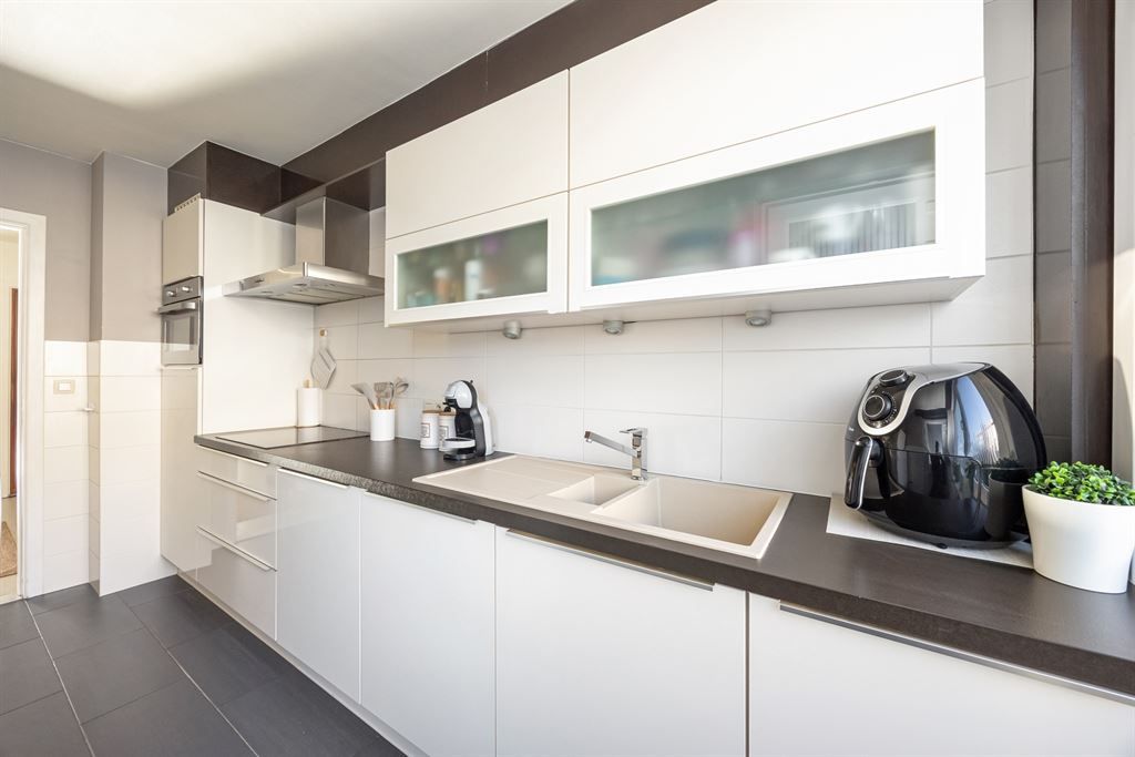 Instapklaar appartement met terras nabij Rivierenhof foto 11