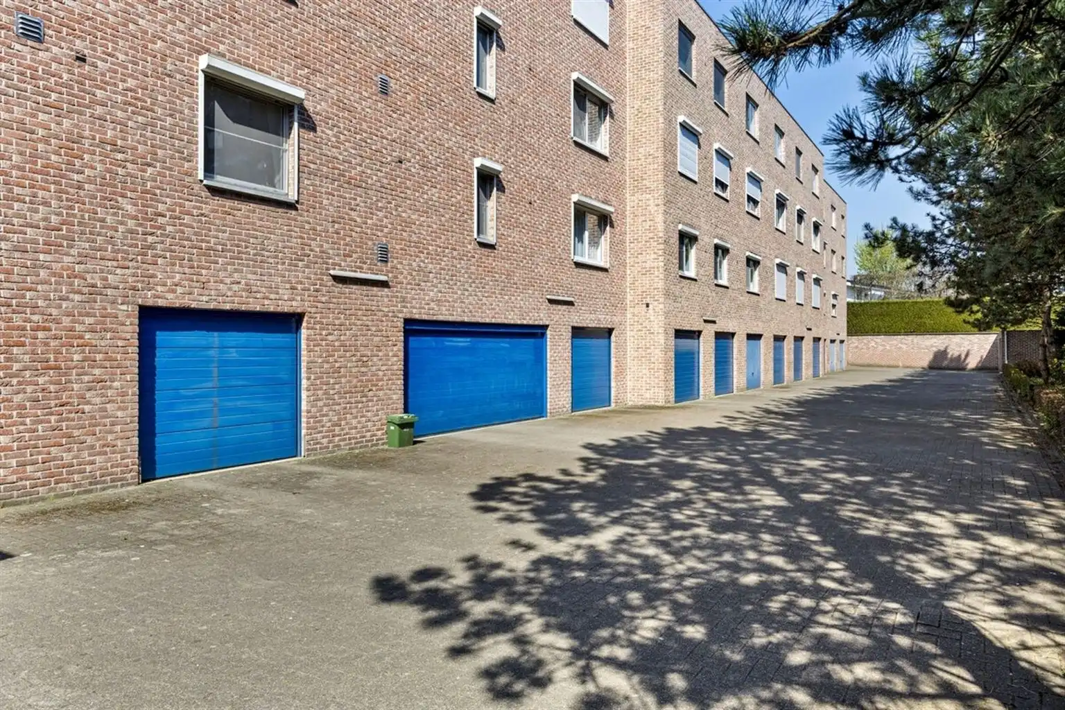 Prachtig, uitzonderlijk ruim appartement met 2 slaapkamers, 3 terrassen en een dubbele inpandige garagebox, gelegen nabij het centrum van Maaseik. foto 25