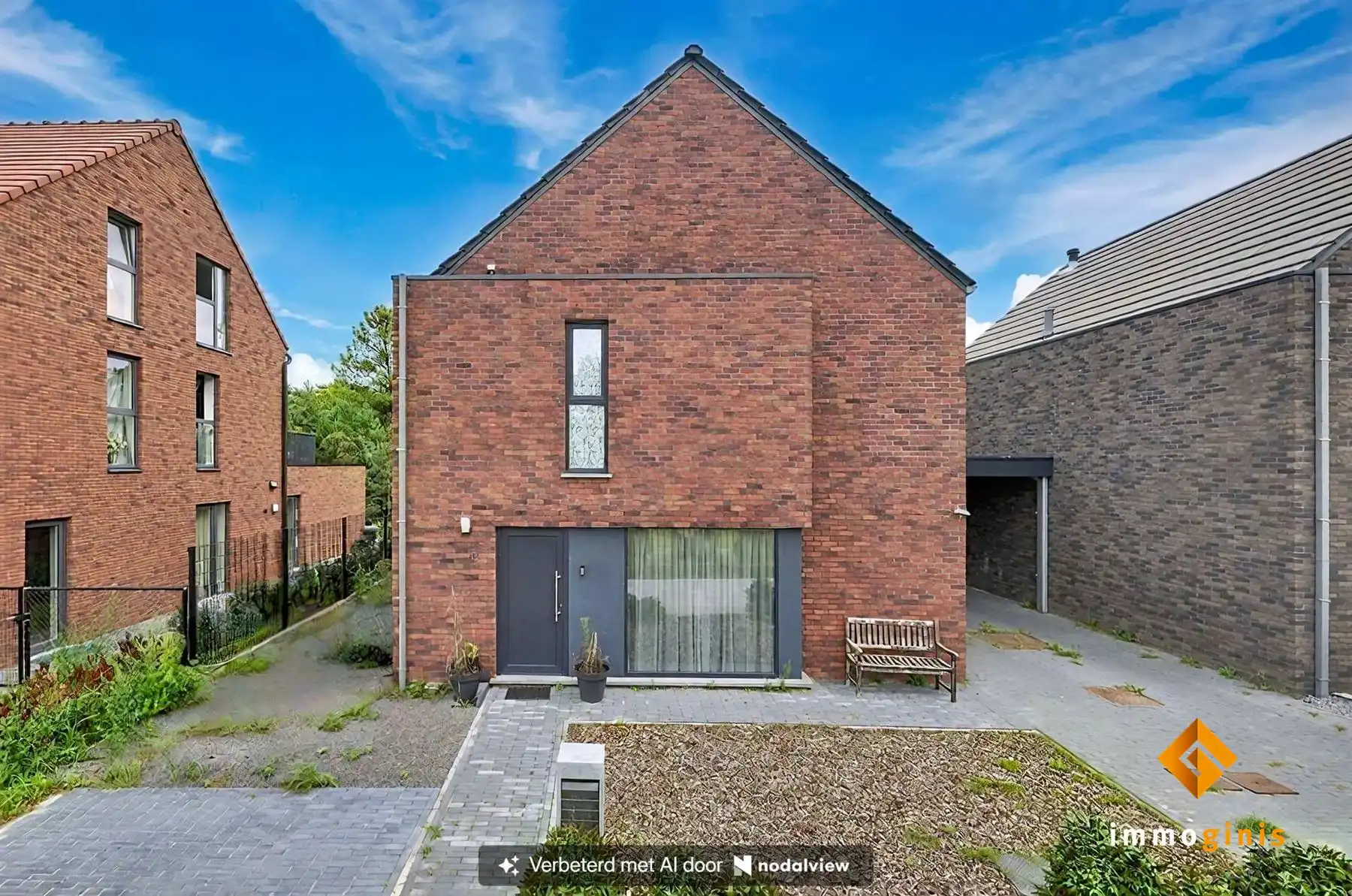 Recente woning met 3 slaapkamers op een mooi perceel van 4a12ca, in een rustige, kindvriendelijke en groene omgeving. foto {{pictureIndex}}