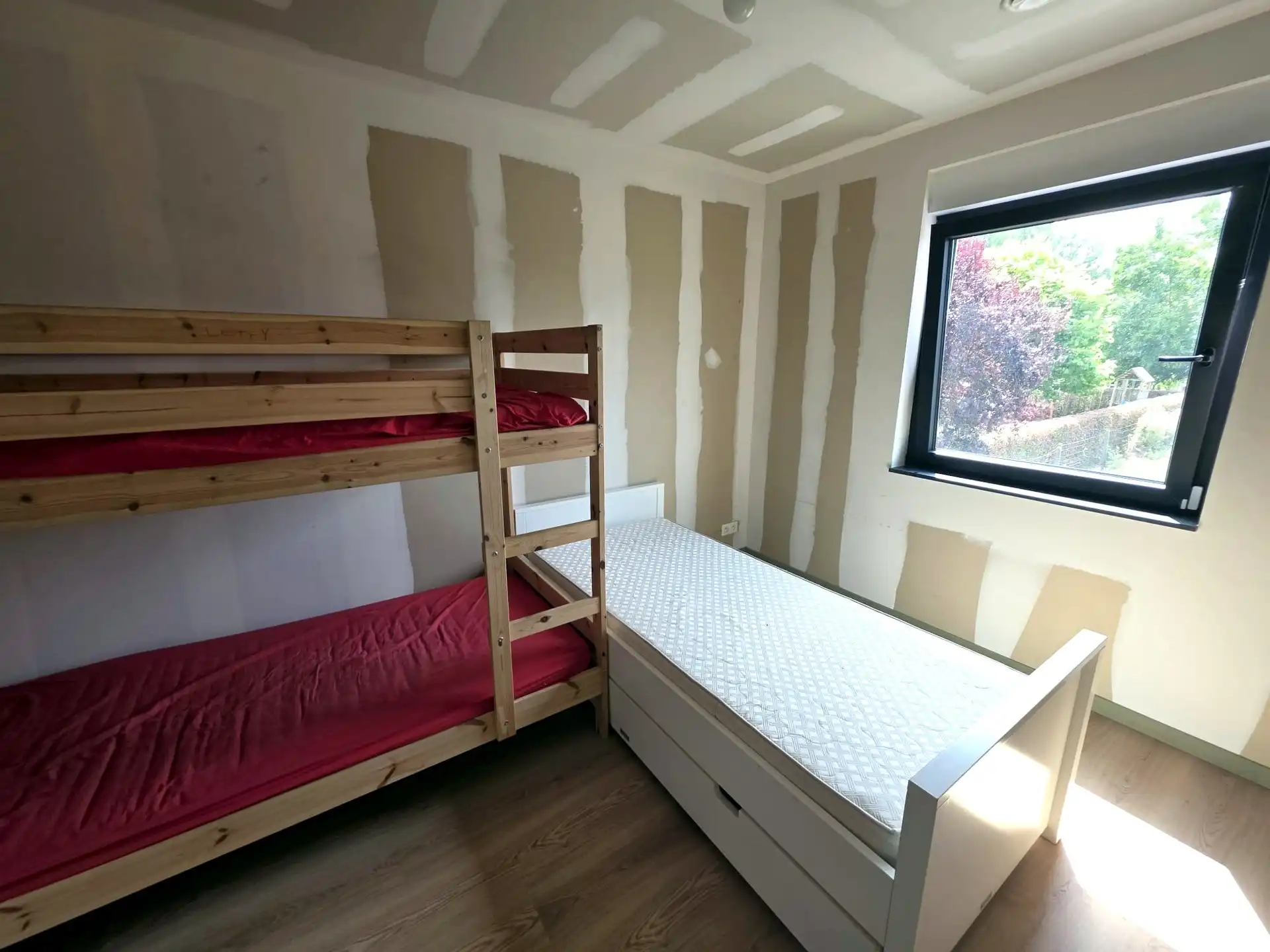 Moderne halfopen eengezinswoning met 4 slaapkamers en aangelegde tuin (augustus) foto 8