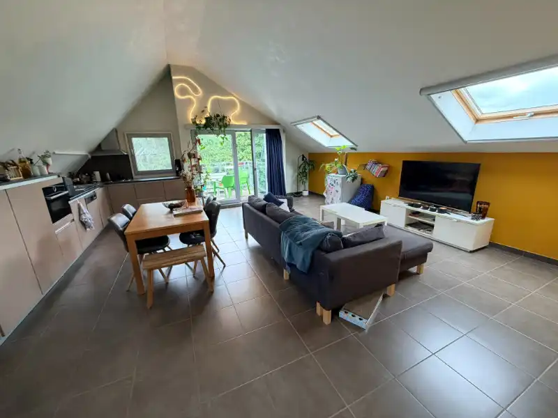 --- NIEUW --- Prachtig gelegen 1-slaapkamerappartement met autostaanplaats, terras én tuin! foto 2