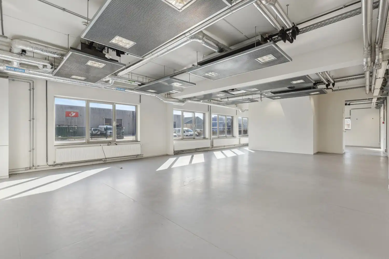 Veelzijdig kantoorgebouw met ruime parking op 2433 m² foto 5
