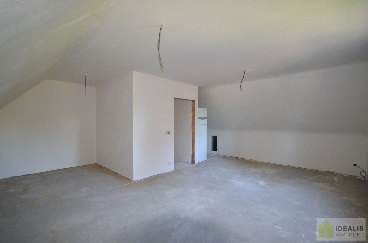 Idealis Vastgoed – Charmante CASCO+ woning met 2 tot 3 ruime slaapkamers, ruime woonkamer met open keuken, berging, achterinkom met wasruimte, badkamer en met maar liefst 18 zonnepanelen. De woning is gelegen op een rustig perceel aan de bosrand. foto 11