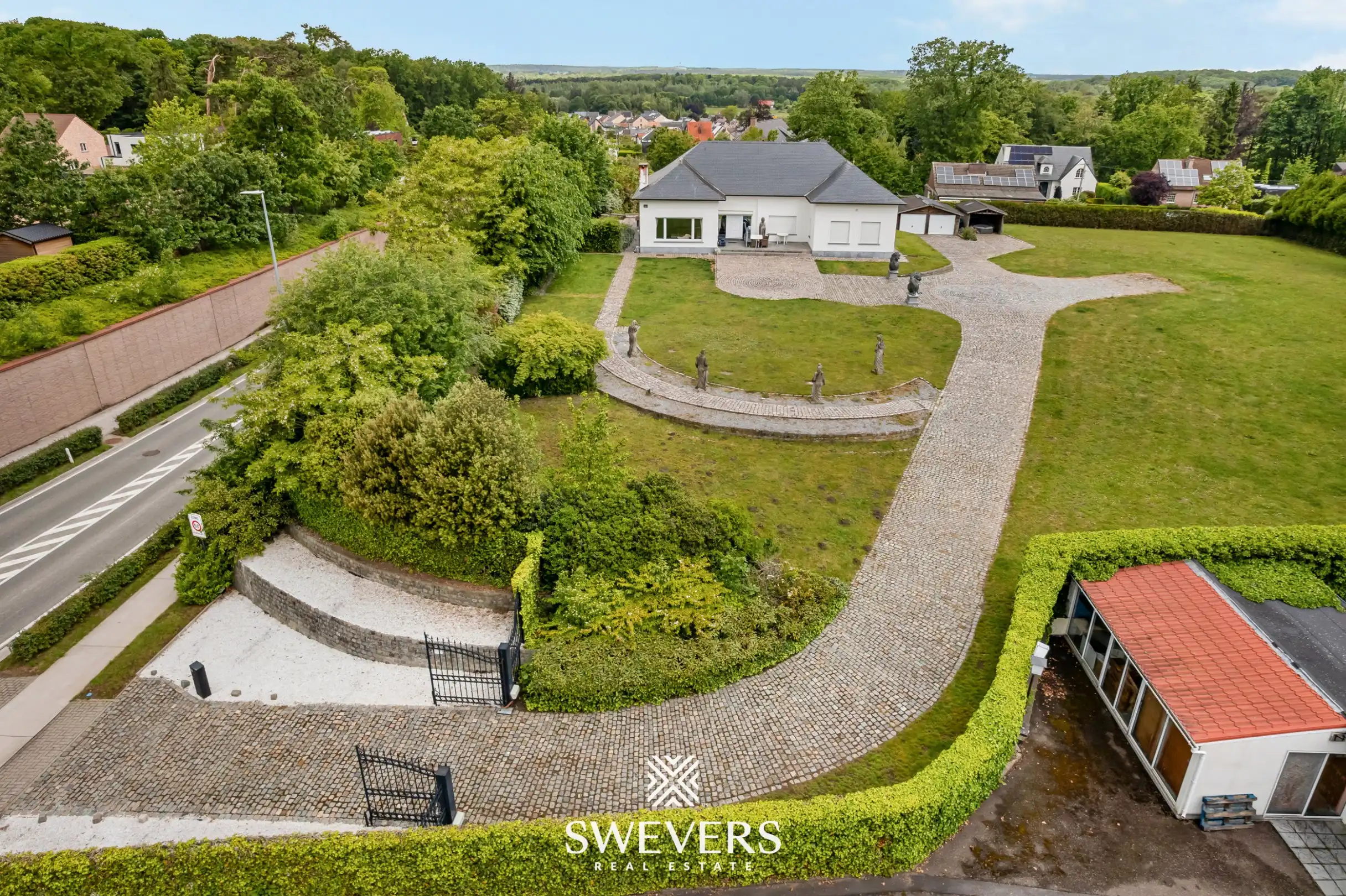 Hoofdfoto van de publicatie: Statige villa met 57a 24ca grond en eindeloos potentieel