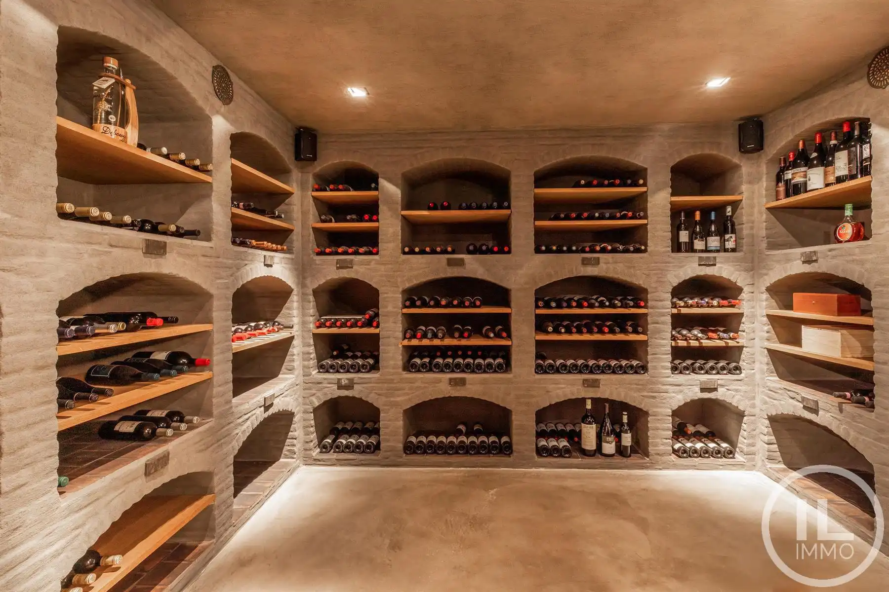 Schitterend domein van 7,7 ha met prachtige villa, zwembad, guesthouse, ruime schuur en uitgebreide paardenfaciliteiten. foto 32