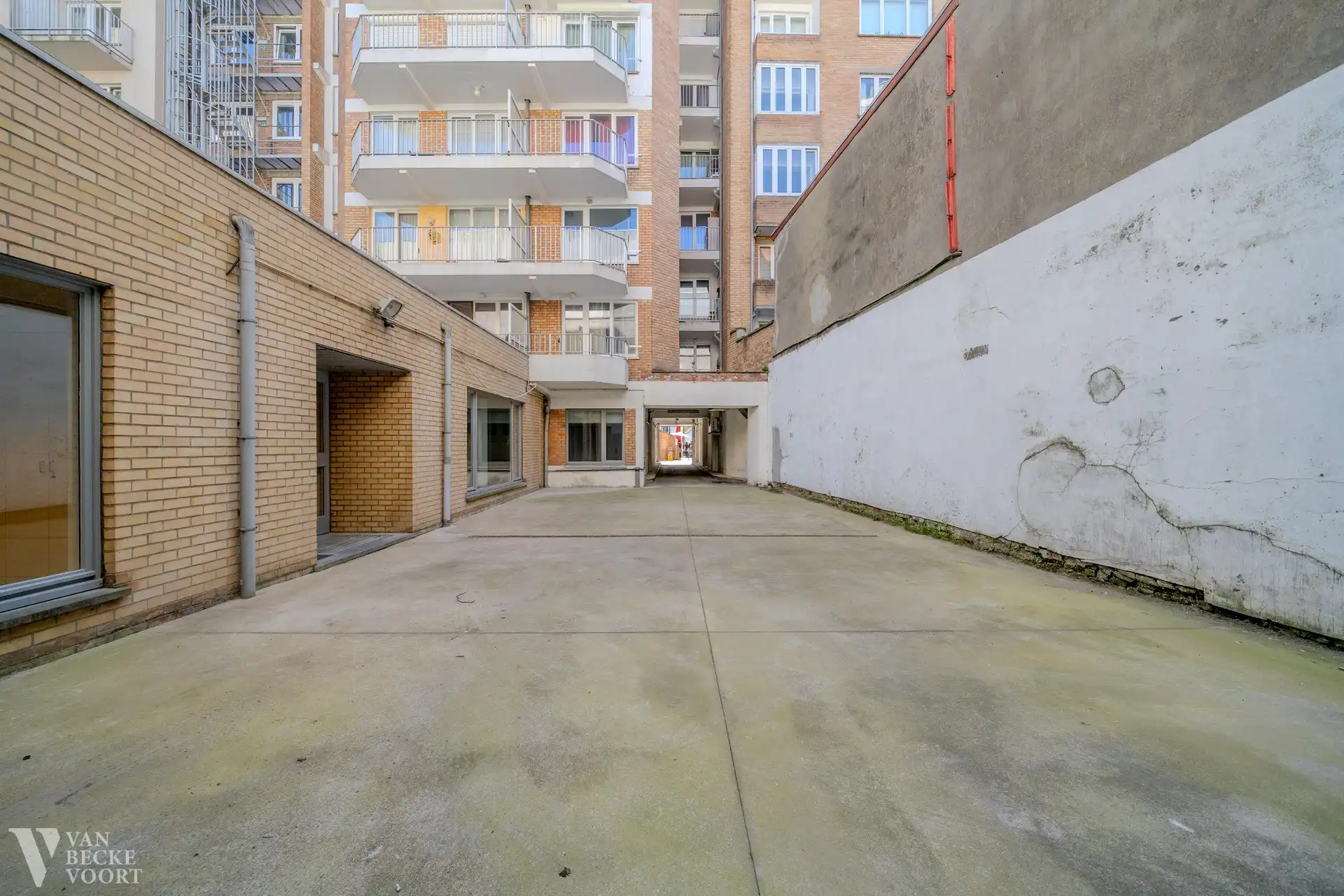 Handelsgelijkvloers 217m² + 6 autostandplaatsen foto 14