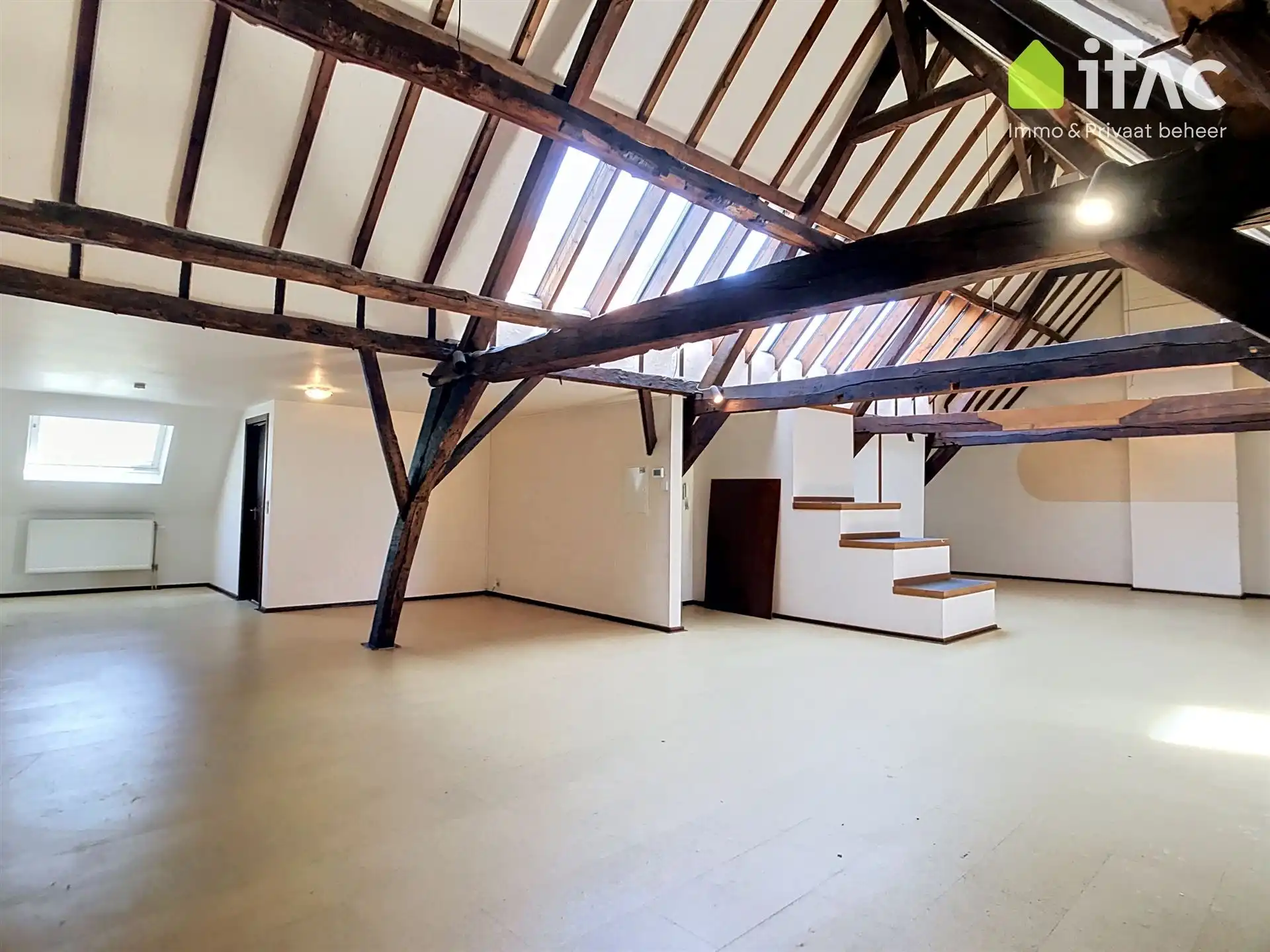 Ruime en lichtrijke loft op toplocatie foto {{pictureIndex}}