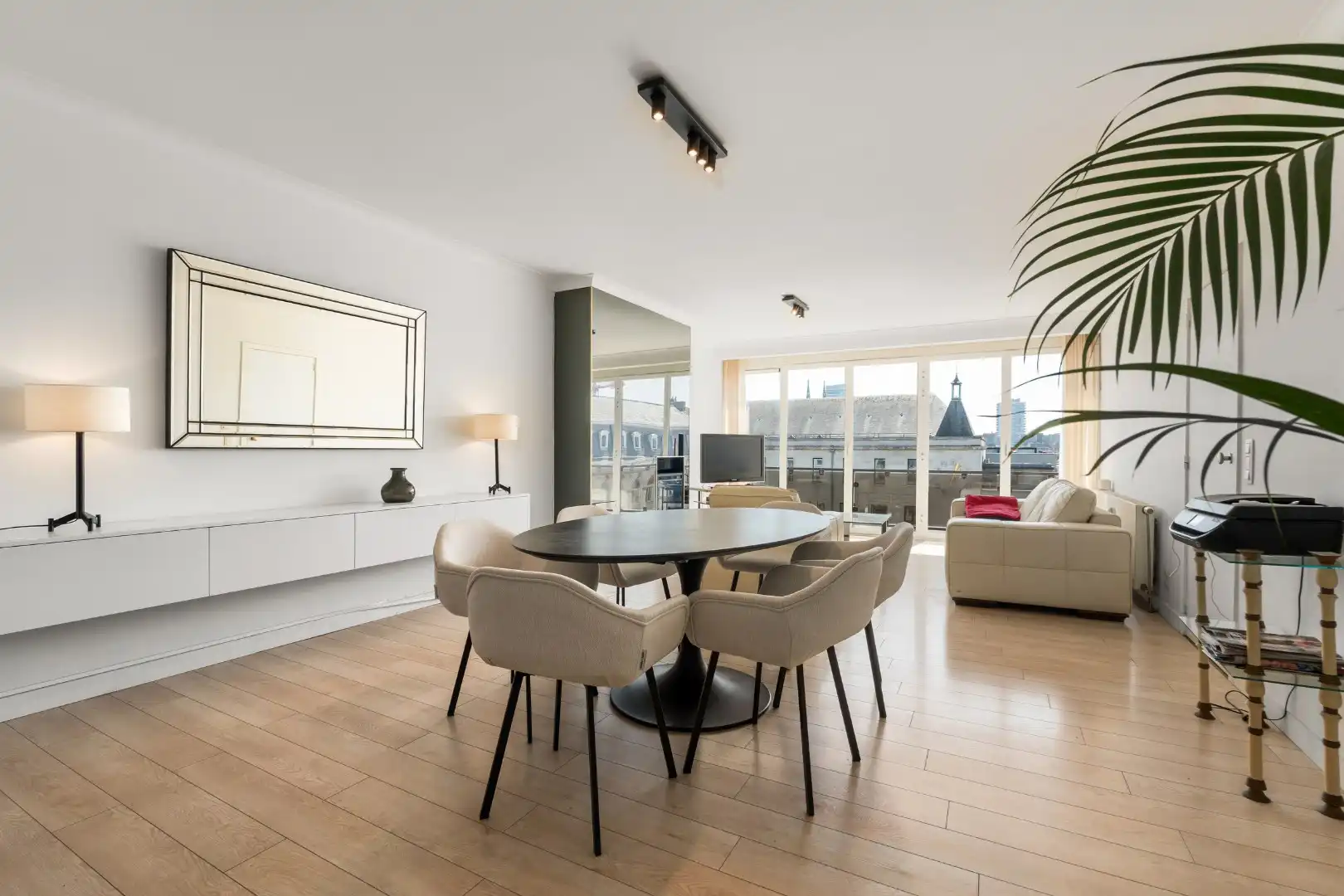 Ruim 2-slaapkamerappartement van 113 m² met open zicht op het Wapenplein – absolute topligging - gunstig EPC! in hartje Oostende foto 2