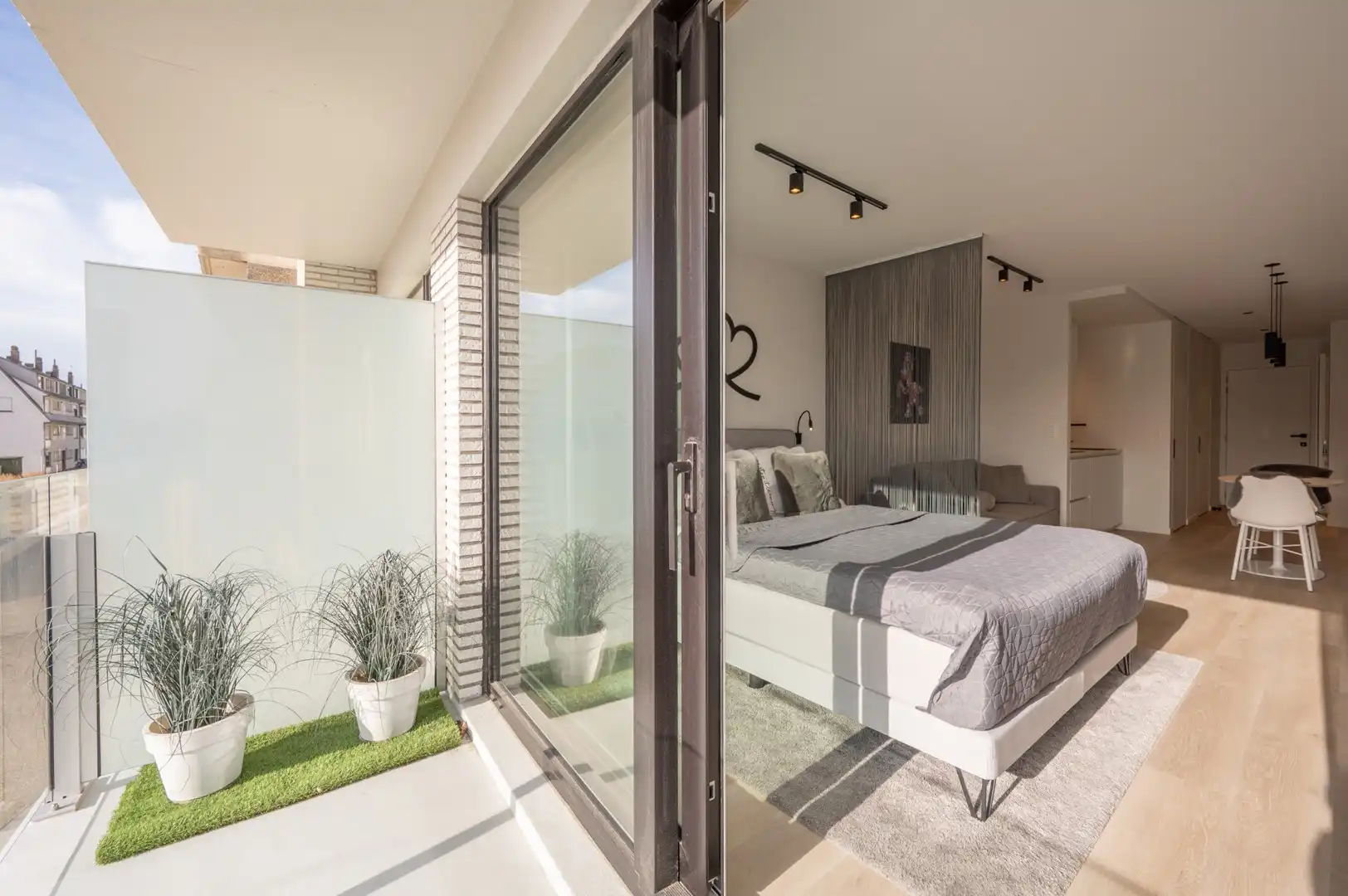 Prachtig gerenoveerde studio, centraal gelegen/ fantastisch zonneterras foto {{pictureIndex}}