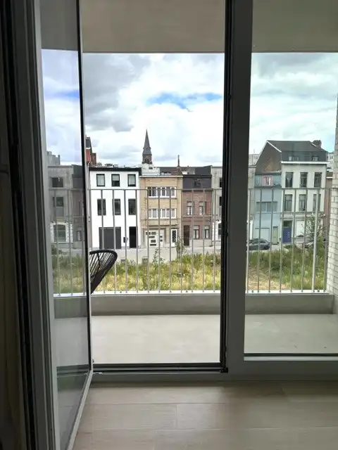 Nieuwbouwappartement met 2 slaapkamers, terras en fietsenberging. foto {{pictureIndex}}