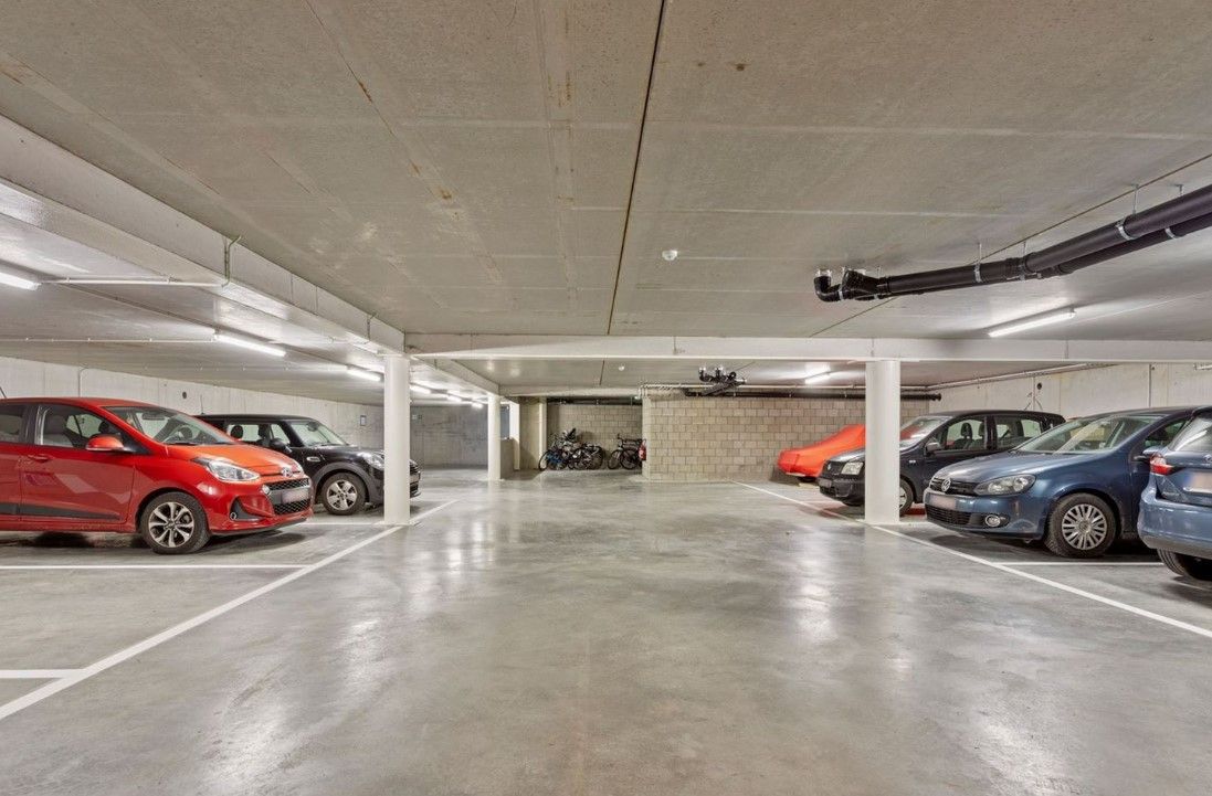 QUASI NIEUWBOUW COMMERCIEEL GELIJKVLOERS MET PARKING foto 12