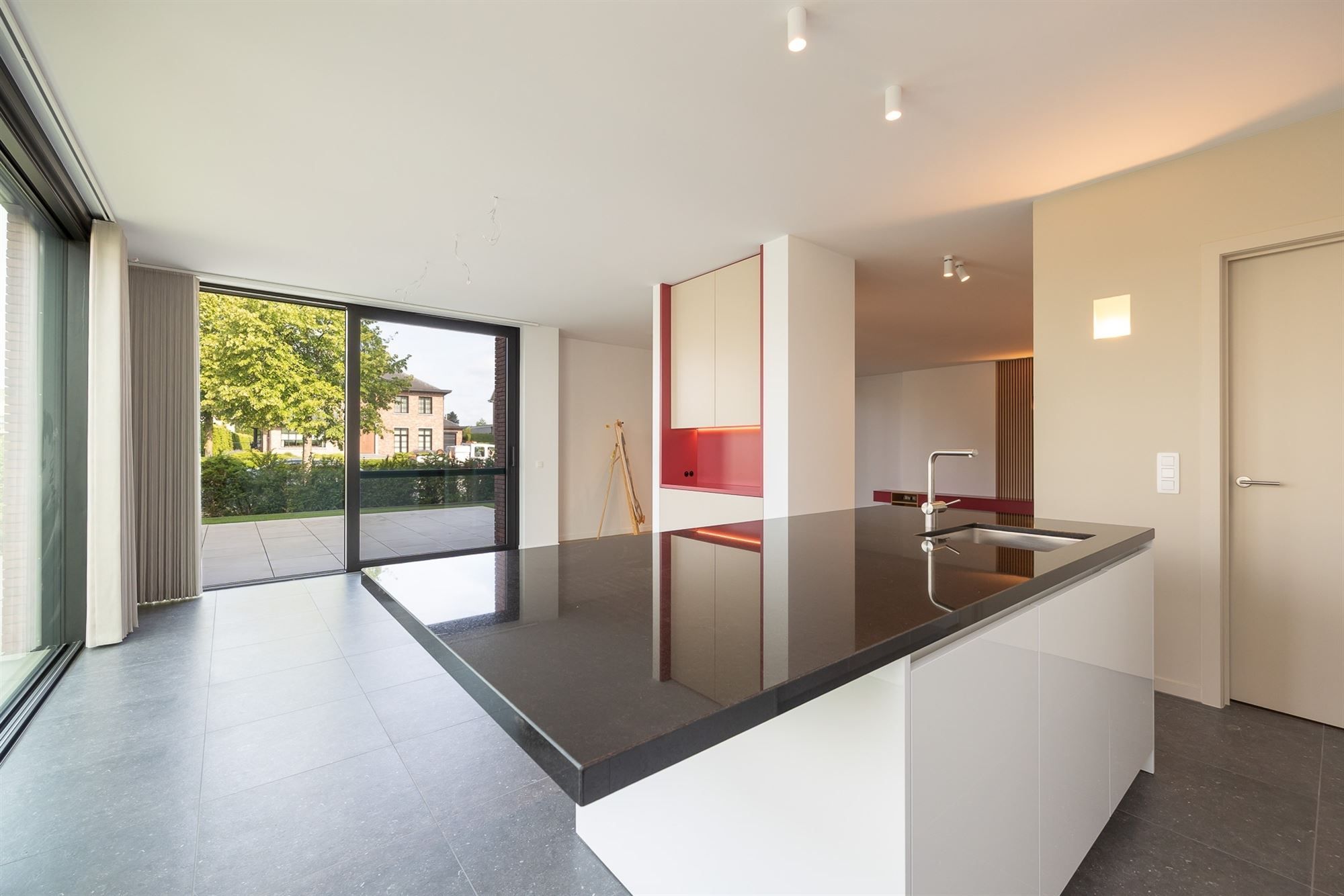 Lichtrijk en luxueus appartement met omvattende tuin foto 12