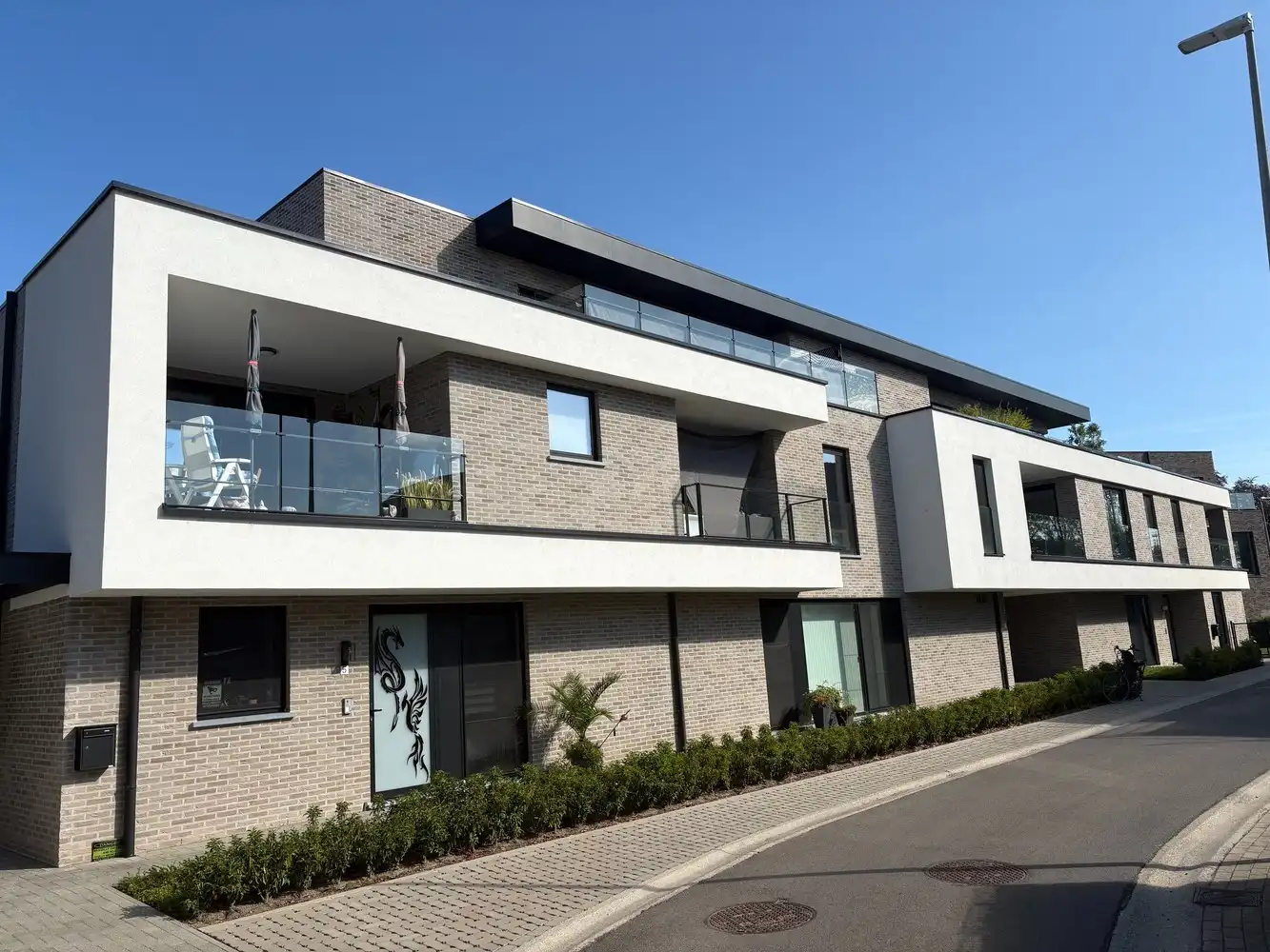 Prachtig recent appartement (3 slk + terras) met parking en berging op rustige locatie aan het kanaal. foto 5