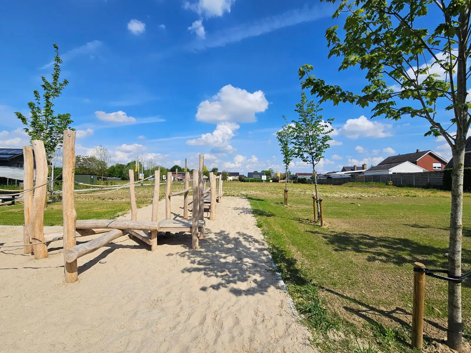 Halfopen nieuwbouwwoning met carport foto 6