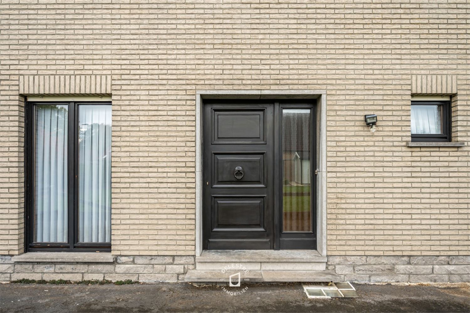 RUSTIG GELEGEN HALFOPEN MET TUIN EN GARAGE foto 6