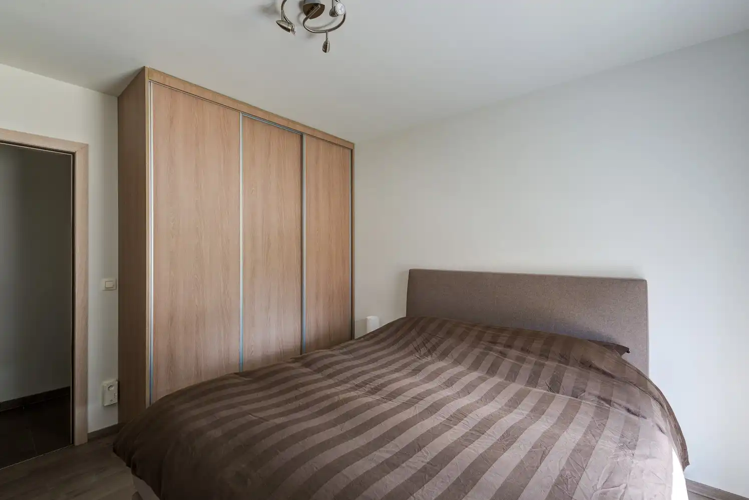 GELIJKVLOERS APPARTEMENT MET 2 SLAAPKAMERS, 2 AUTOSTAANPLAATSEN EN RUIM TERRAS TE BEVERST foto 10