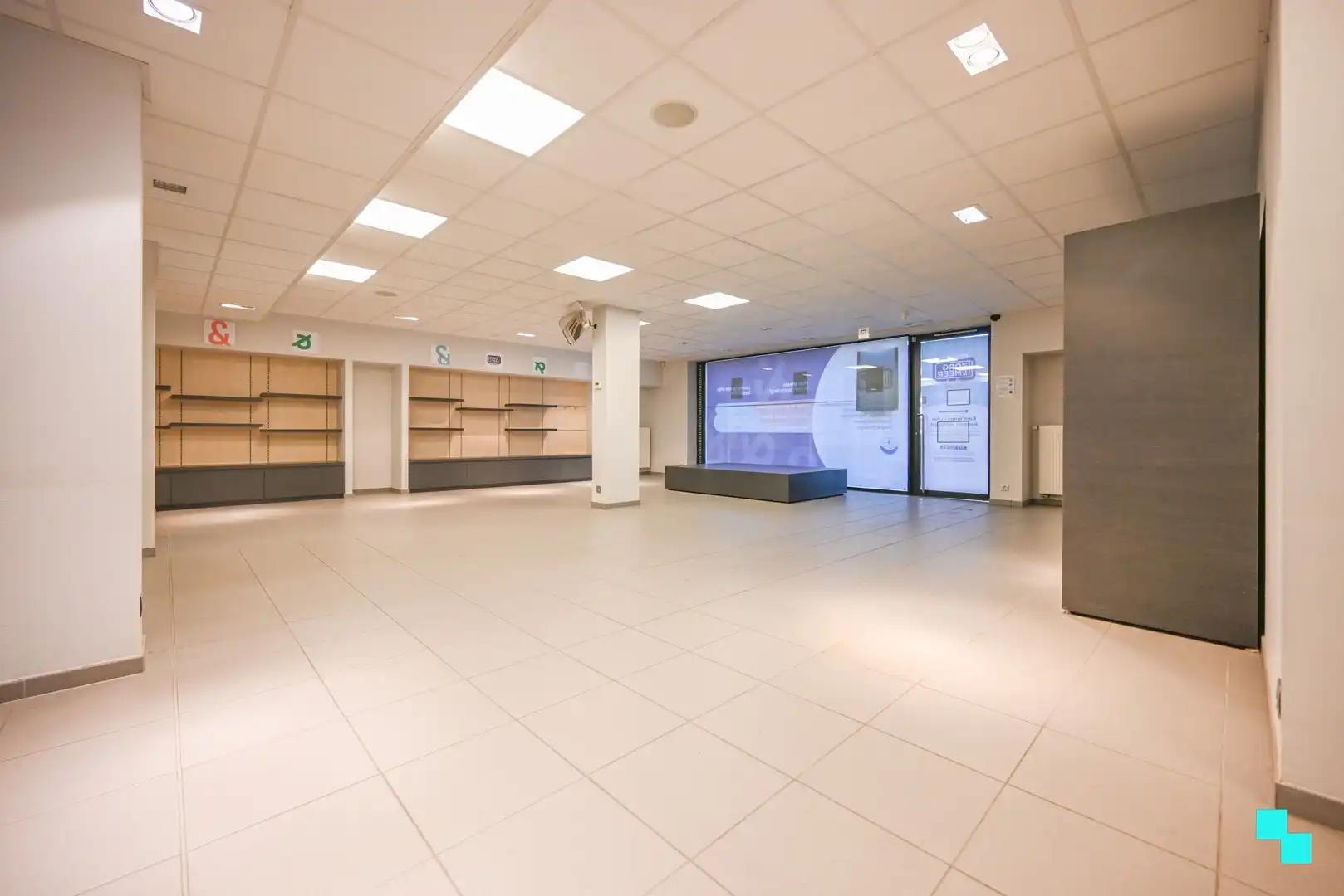 Deels ingerichte handelsruimte op toplocatie te Sint-Andries foto 10