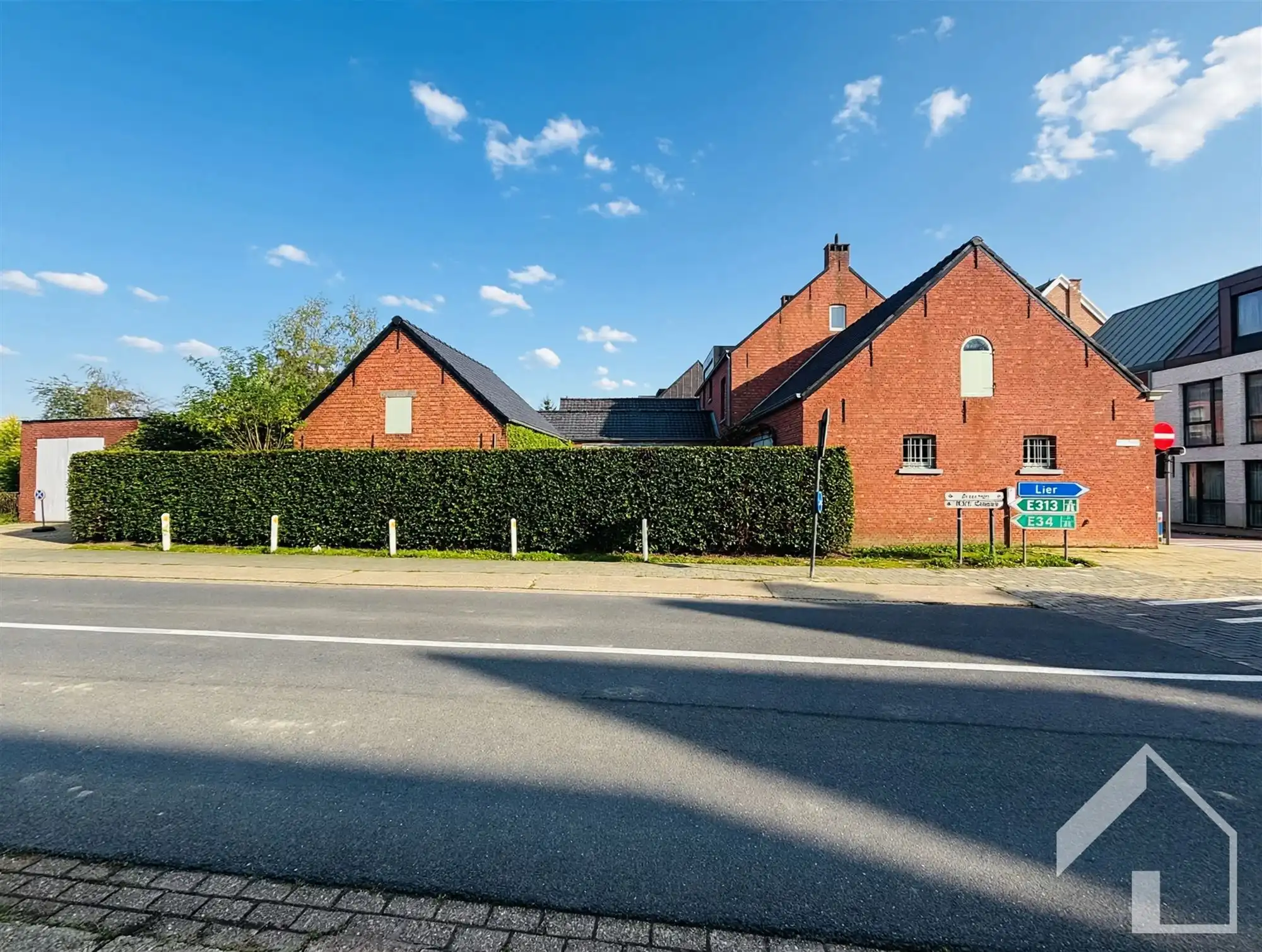 Hoekwoning met authentieke elementen en 4 garages foto 22