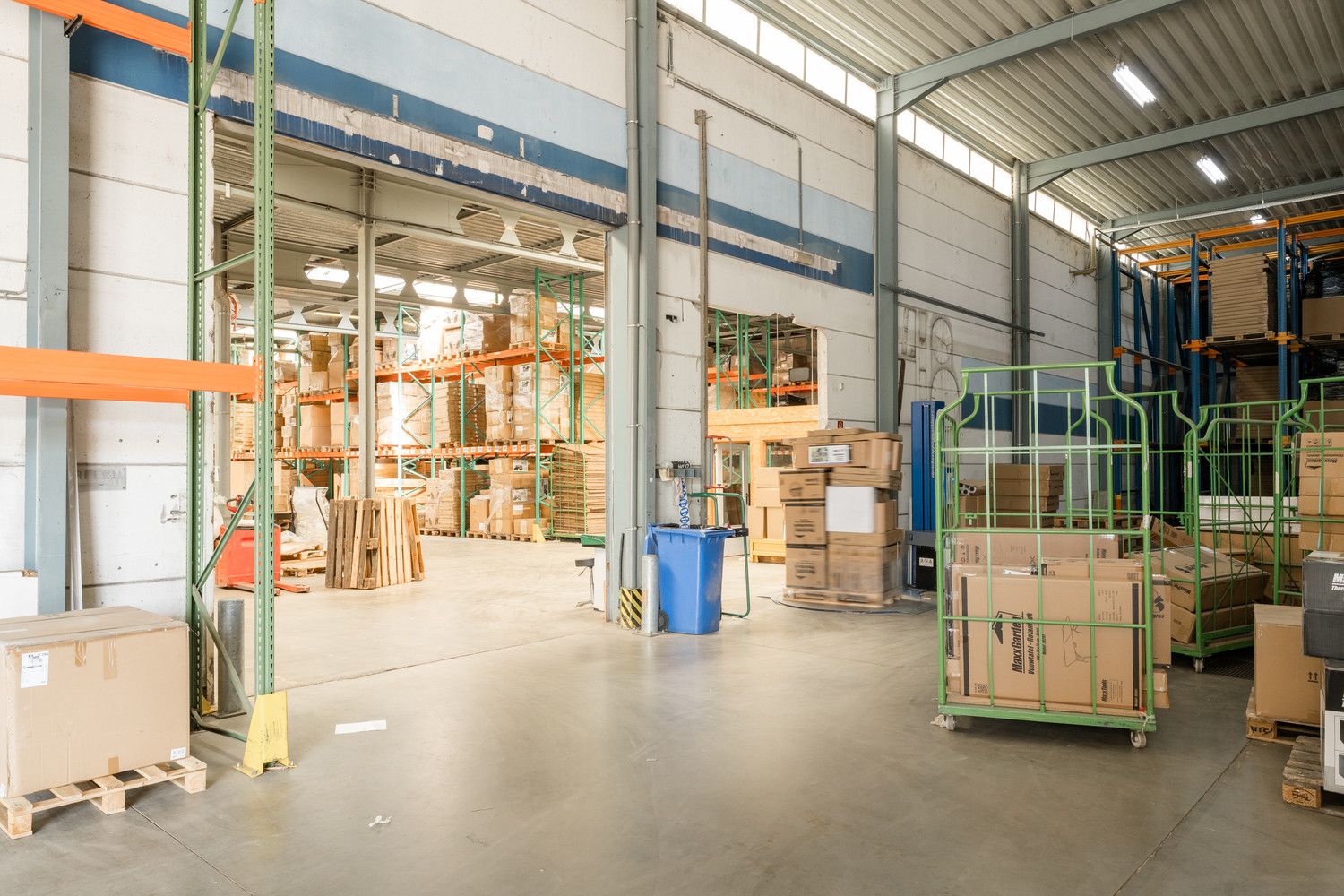 RUIM MULTIFUNTIONEEL BEDRIJFSPAND MET KANTORENCOMPLEX foto 43