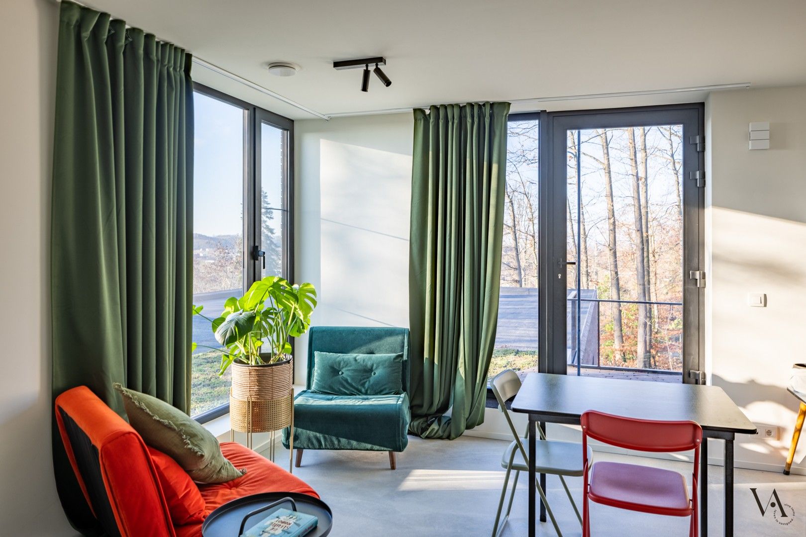 Compacte kantoor- of bureauruimte met eigen ingang in het groen foto 2