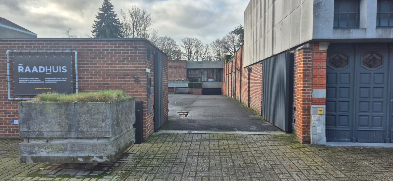  Ruim kantoor (± 200 m²) in centrum Kortrijk, Geheel of gedeeltelijk te huur. foto 16