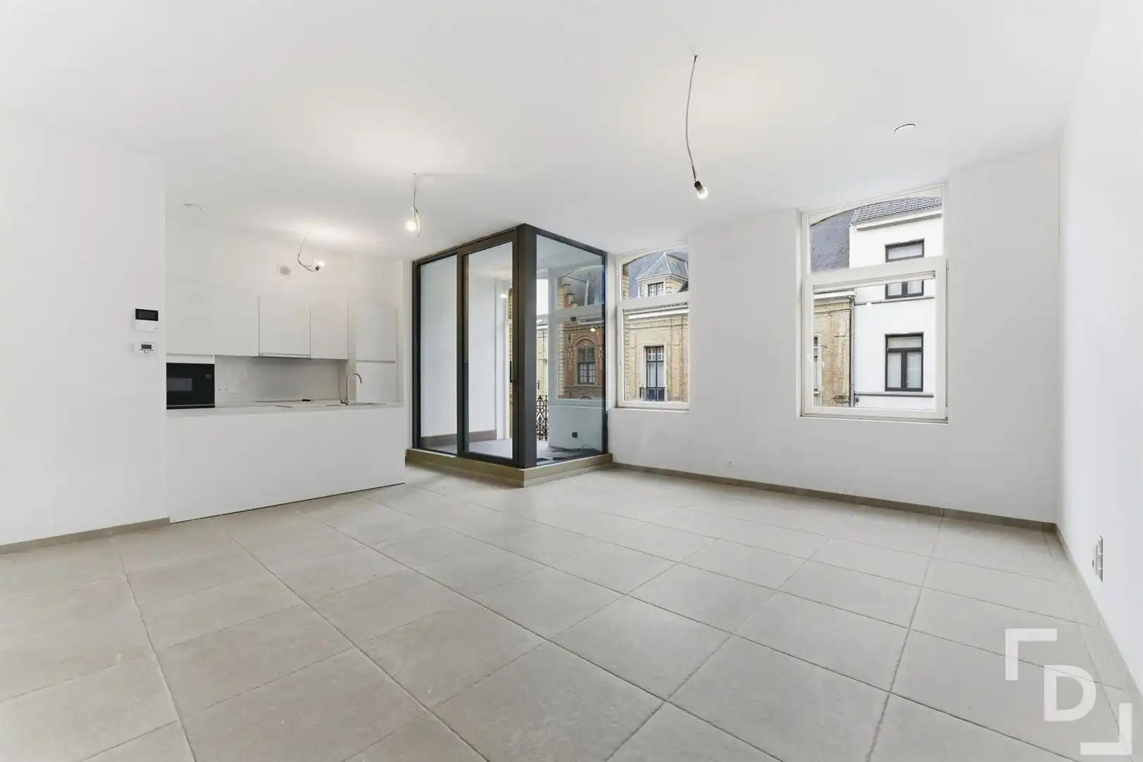Nieuwbouwappartement met 2 terrassen te koop in centrum Ieper. foto 2