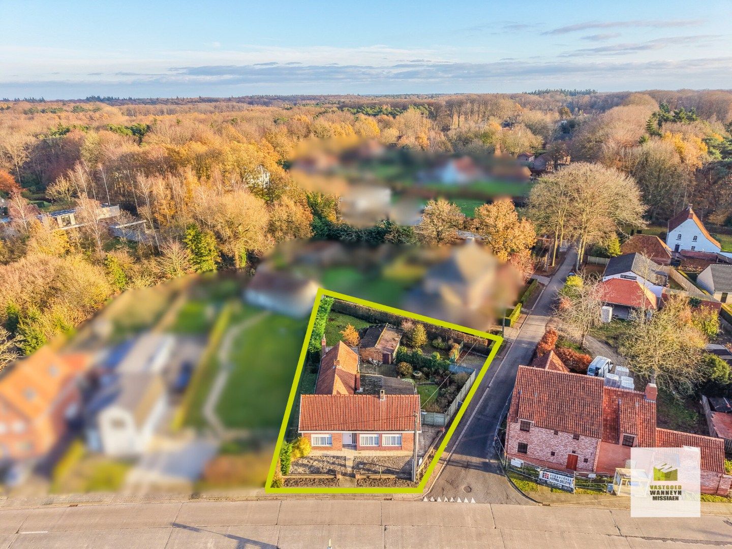 Hoofdfoto van de publicatie: Gelijkvloerse te renoveren of herop te bouwen woning op 811m2 aan bosrand te Hertsberge
