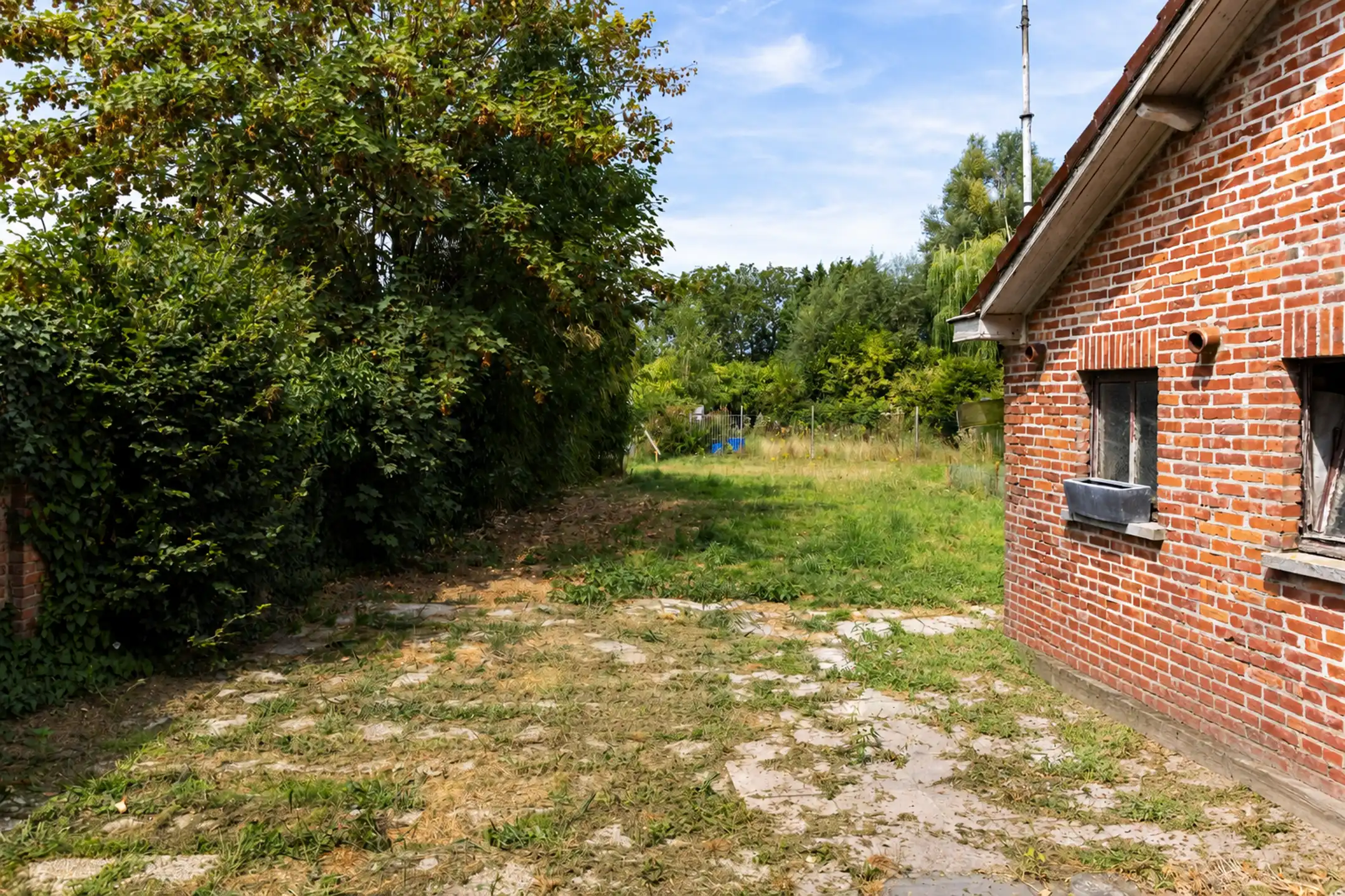 Te renoveren gesloten bebouwing met garage, ruime tuin en groenzicht in Oppuurs foto 8