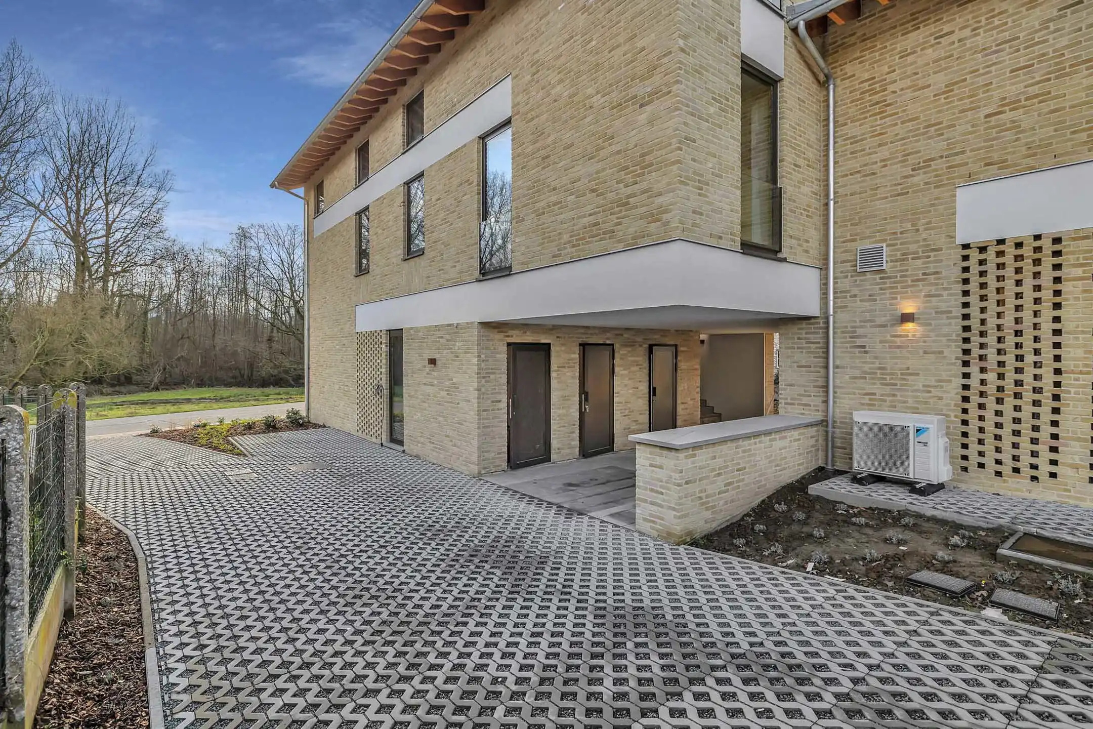 Prachtige nieuwbouwwoning in uniek woonerf foto 9