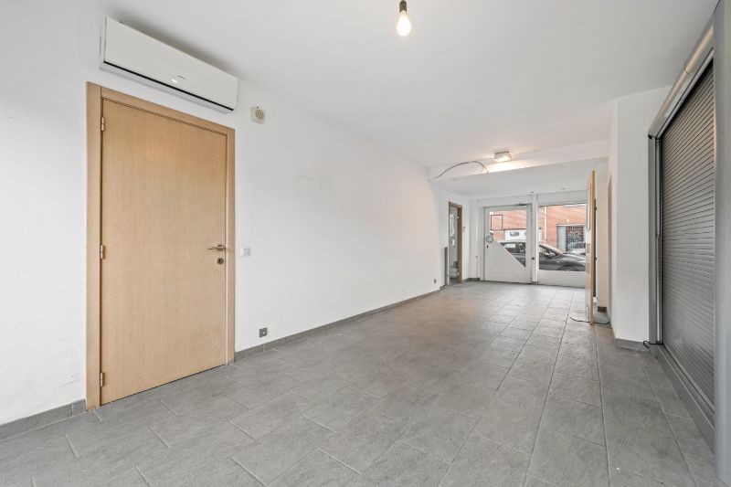 Zonnebeke. Half-open polyvalent ruim gebouw / handelshuis met apart magazijn van +/- 170m2 en  3-5 slaapkamers en apart kantoor / hobby / handelsruimte. Goede staat ! foto 5