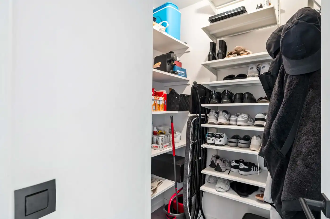 Gerenoveerd app. op 1e verd. met 2 slpk., terras en mog. garage foto 10