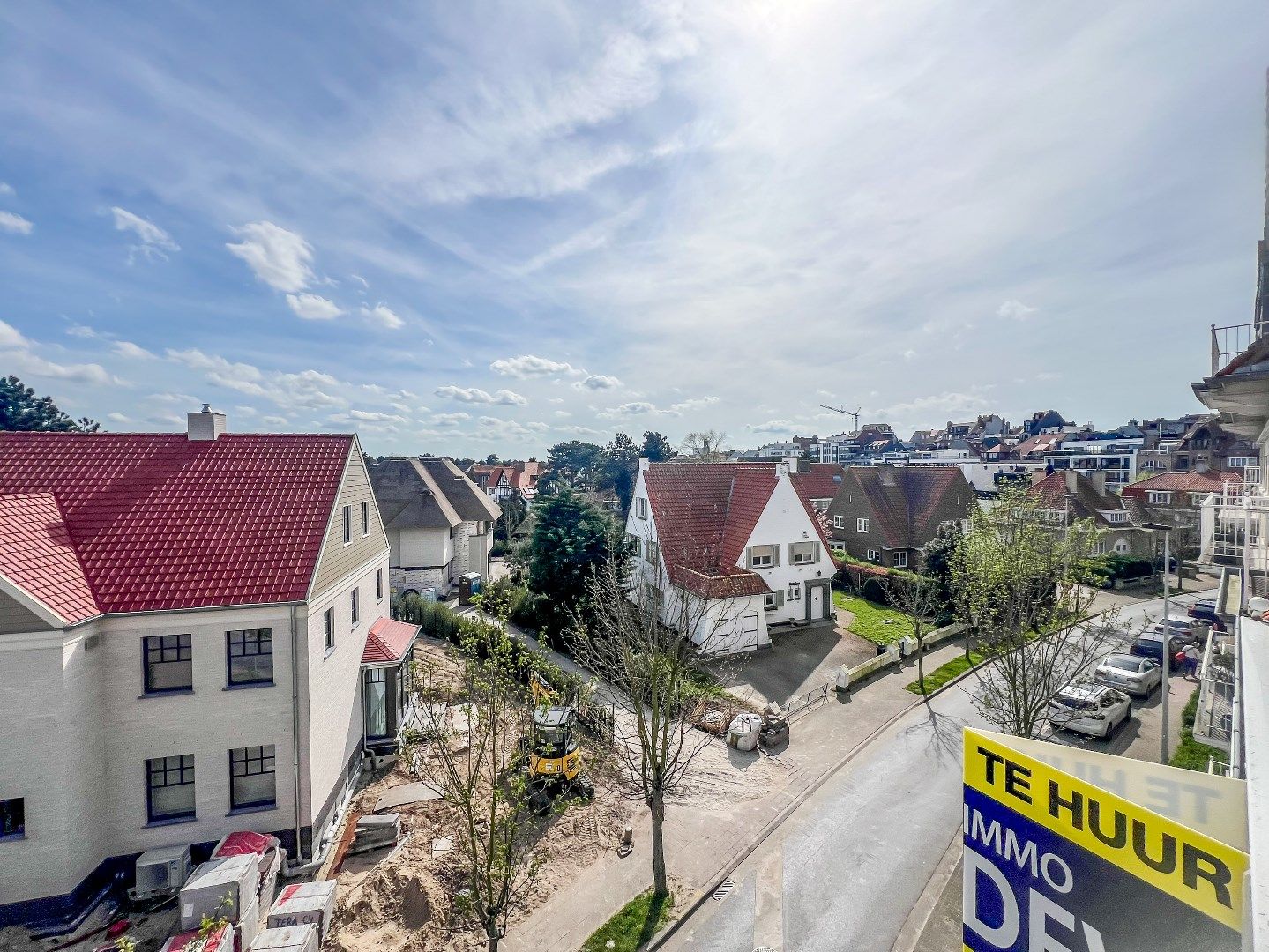 Prachtig gerenoveerd duplexappartement met groot zonneterras en open zicht, gelegen vlakbij de Zoutelaan en de Dumortierlaan. Garage mogelijk. foto 1